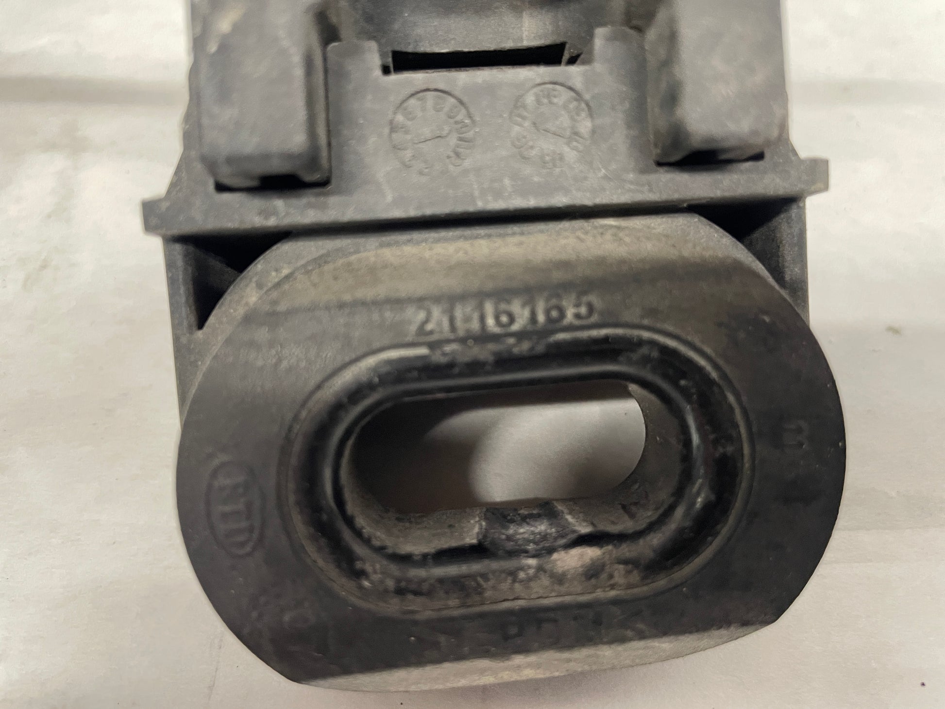 2008 Pontiac G8 Base Upper Radiator Mounts Set OEM - Day's Parts Yard