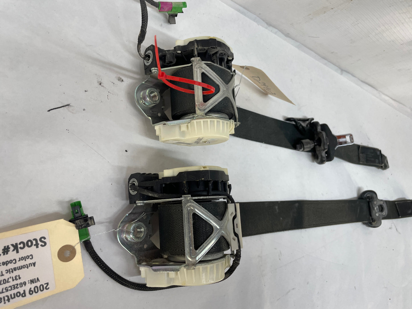 2009 Pontiac G8 GT RH & LH Front Seat Belts Retractors OEM