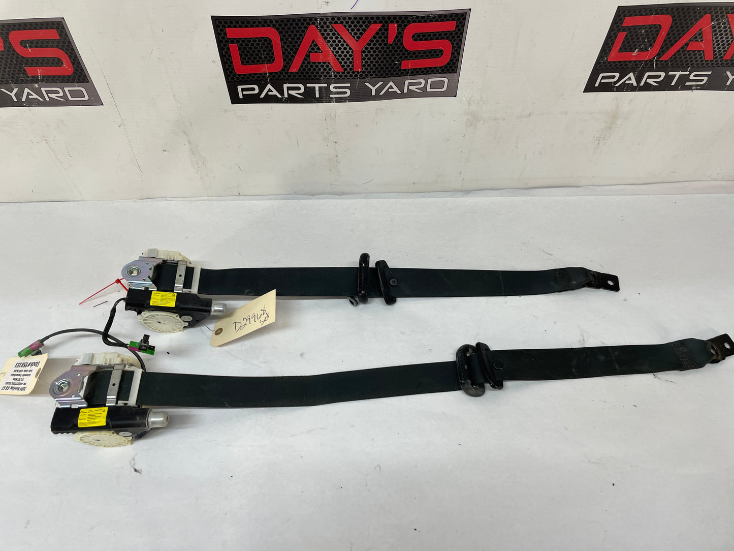 2009 Pontiac G8 GT RH & LH Front Seat Belts Retractors OEM