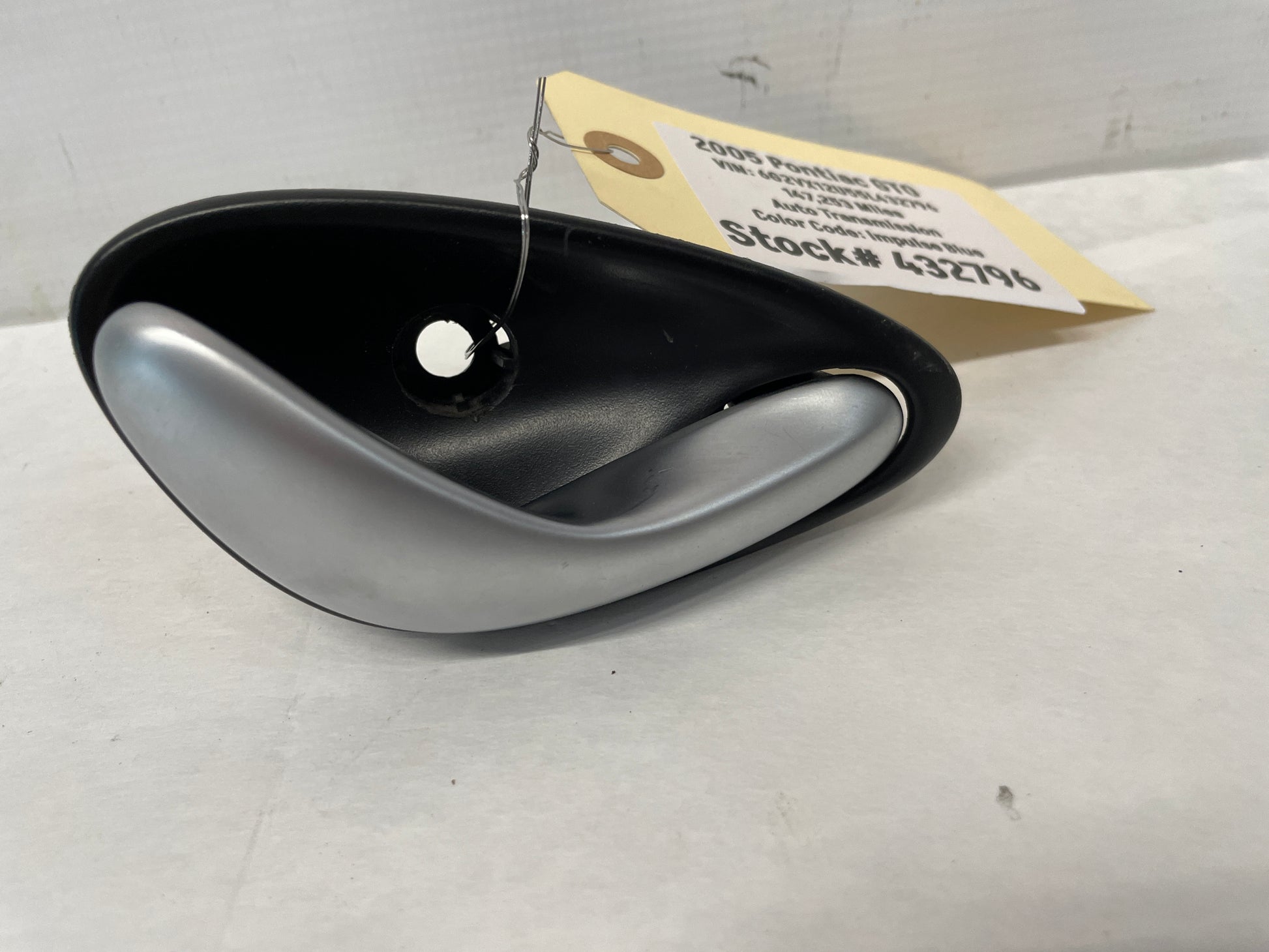 2005 Pontiac GTO RH Passenger Interior Door Handle OEM - Day's Parts Yard
