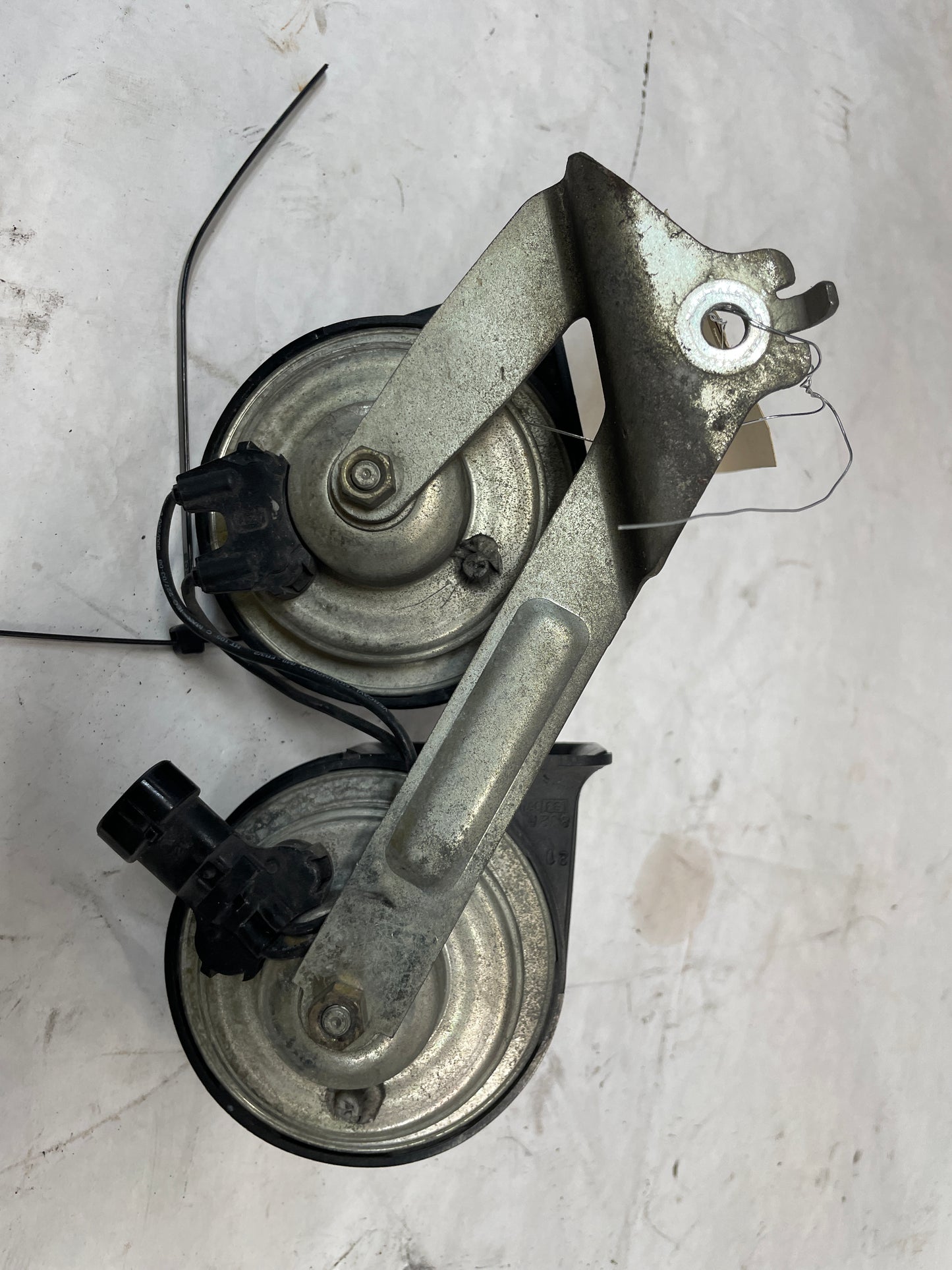 1999 Chevy C5 Corvette Front Dual Horn Assembly OEM - Day's Parts Yard