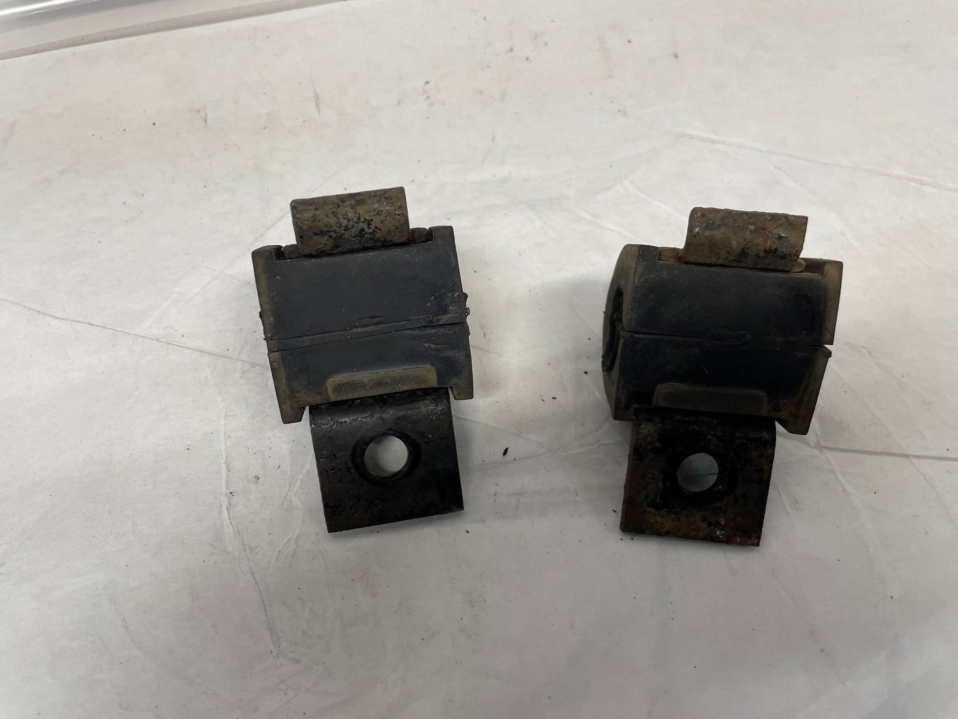 2005 Pontiac GTO Rear Sway Rear Sway Bar Brackets OEM - Day's Parts Yard