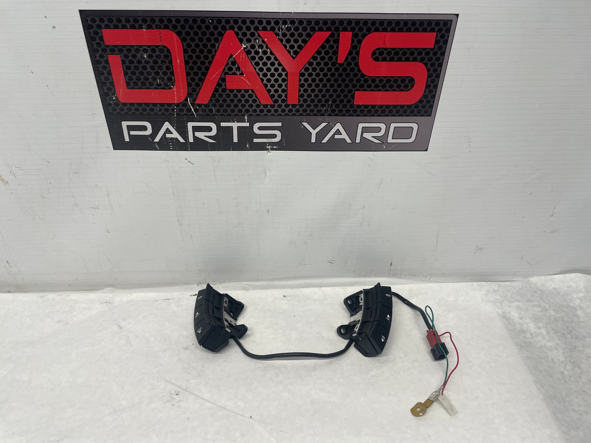 2005 Pontiac GTO Steering Wheel Radio Control Buttons Switches OEM - Day's Parts Yard