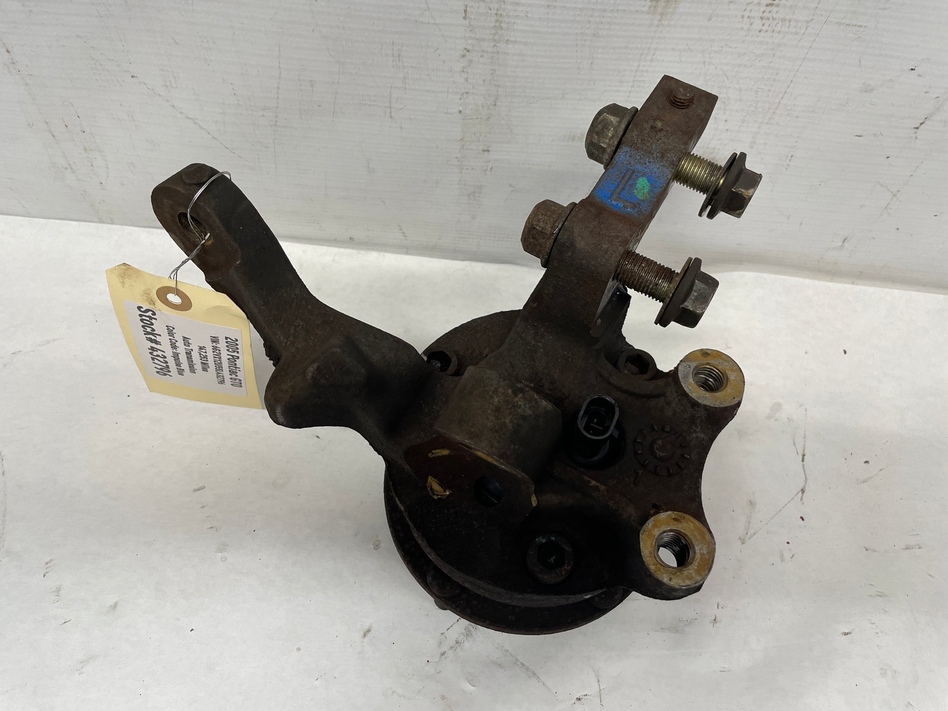 2005 Pontiac GTO LH Driver Front Spindle Hub Knuckle Wheel Bearing Assembly OEM - Day's Parts Yard