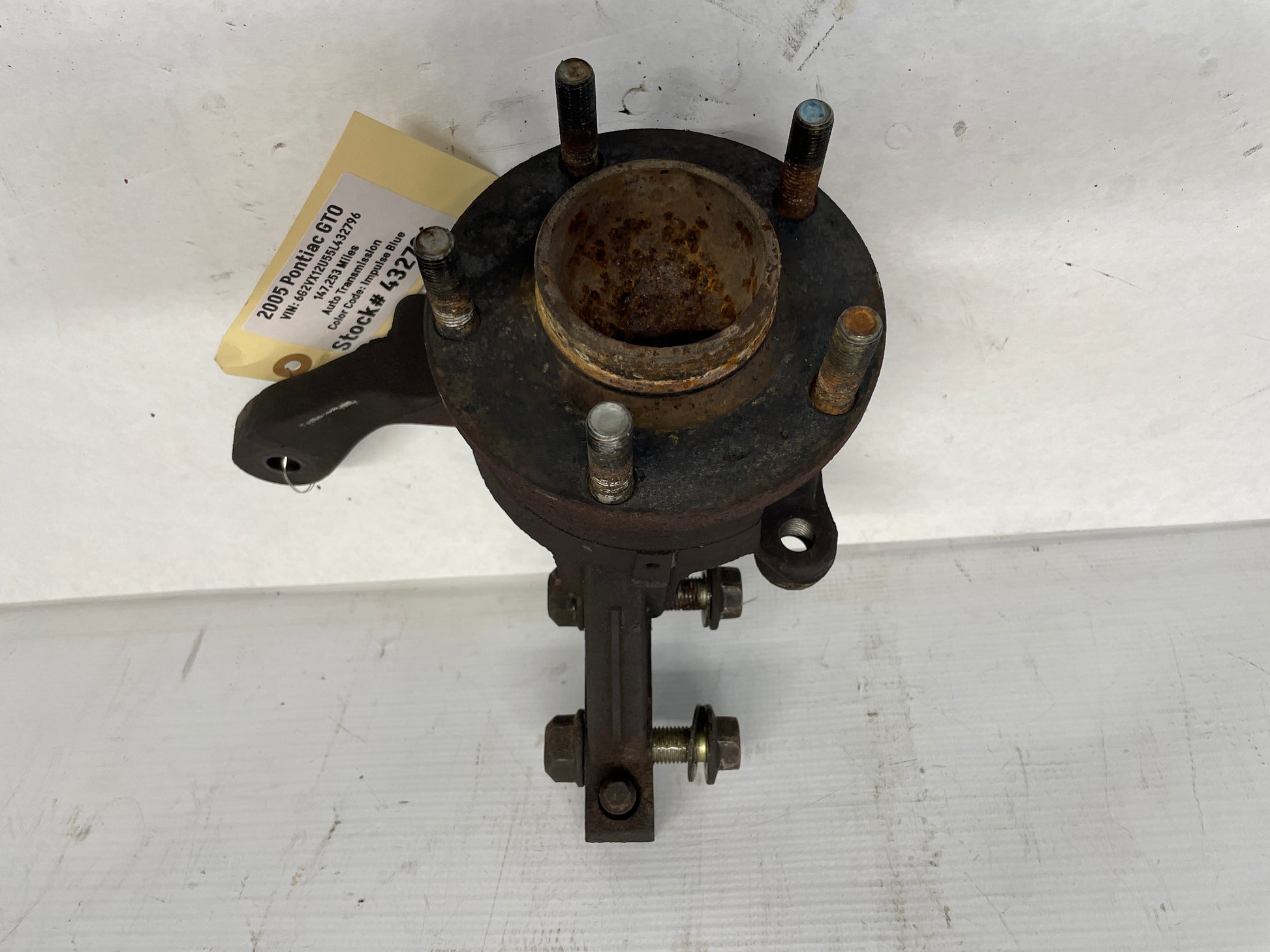2005 Pontiac GTO LH Driver Front Spindle Hub Knuckle Wheel Bearing Assembly OEM - Day's Parts Yard