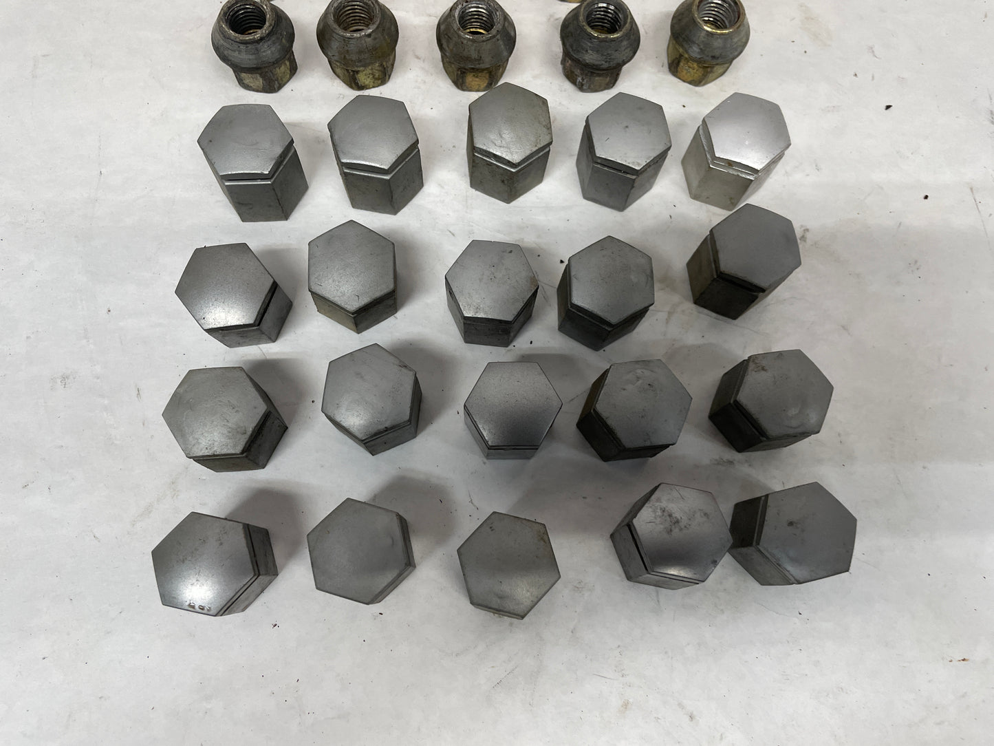 2006 Pontiac GTO Lug Nuts and Covers OEM