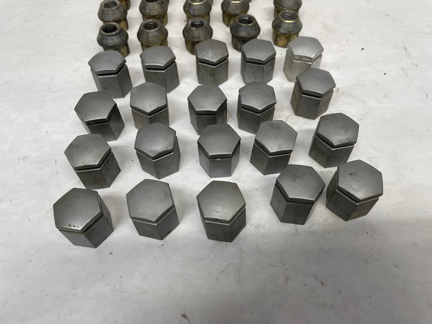 2006 Pontiac GTO Lug Nuts and Covers OEM