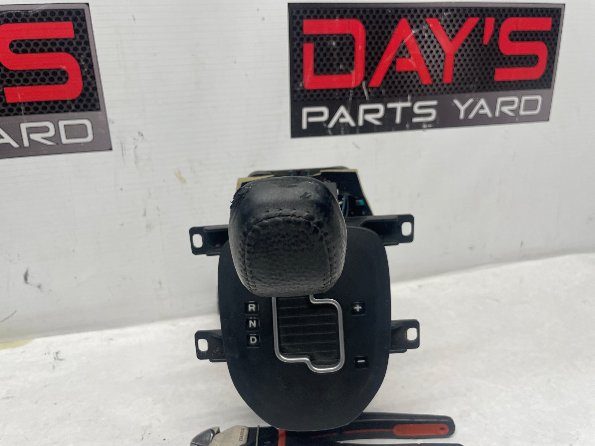 2008 Pontiac G8 Center Console Armrest w/ Shifter OEM - Day's Parts Yard