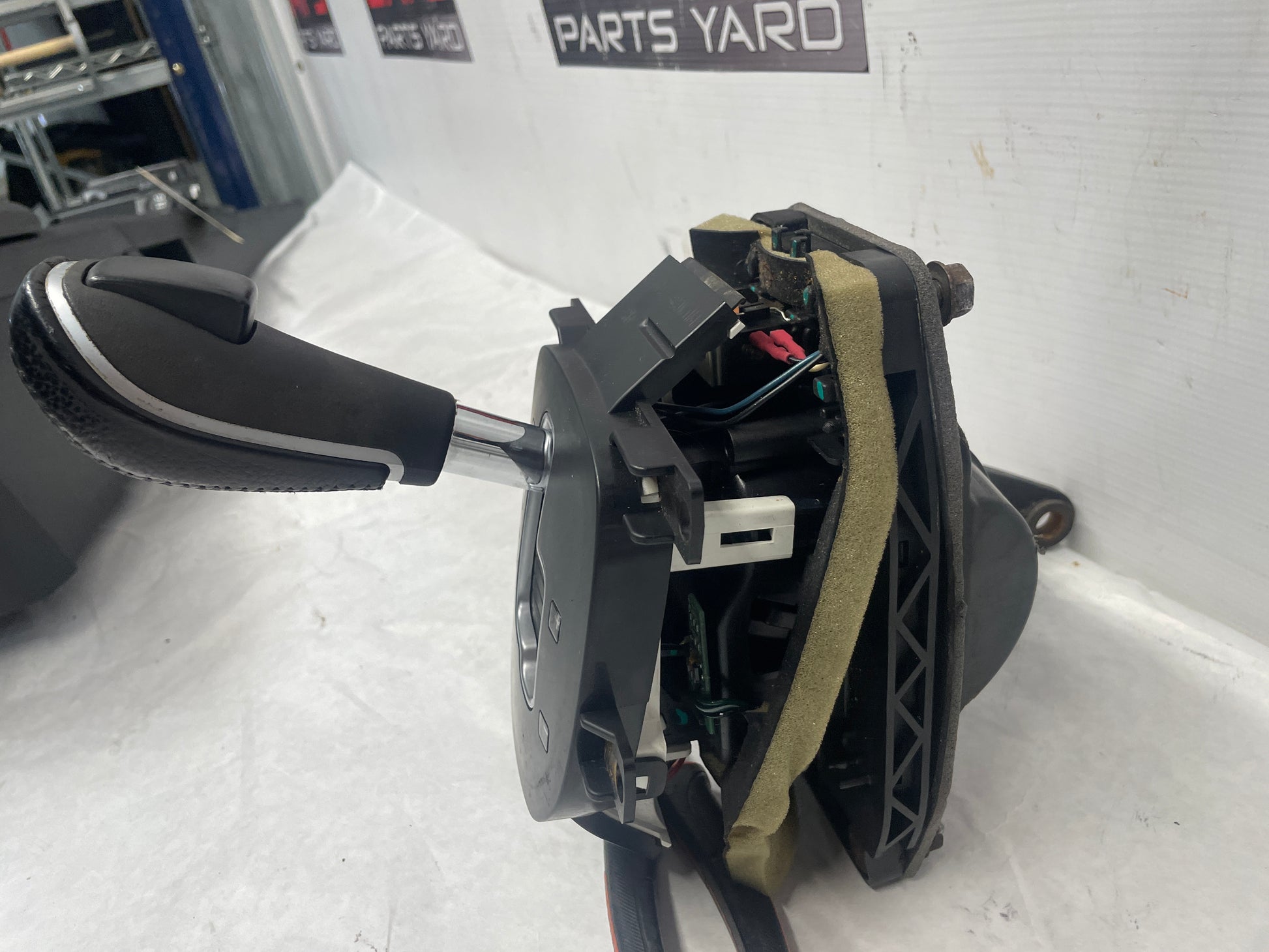 2008 Pontiac G8 Center Console Armrest w/ Shifter OEM - Day's Parts Yard