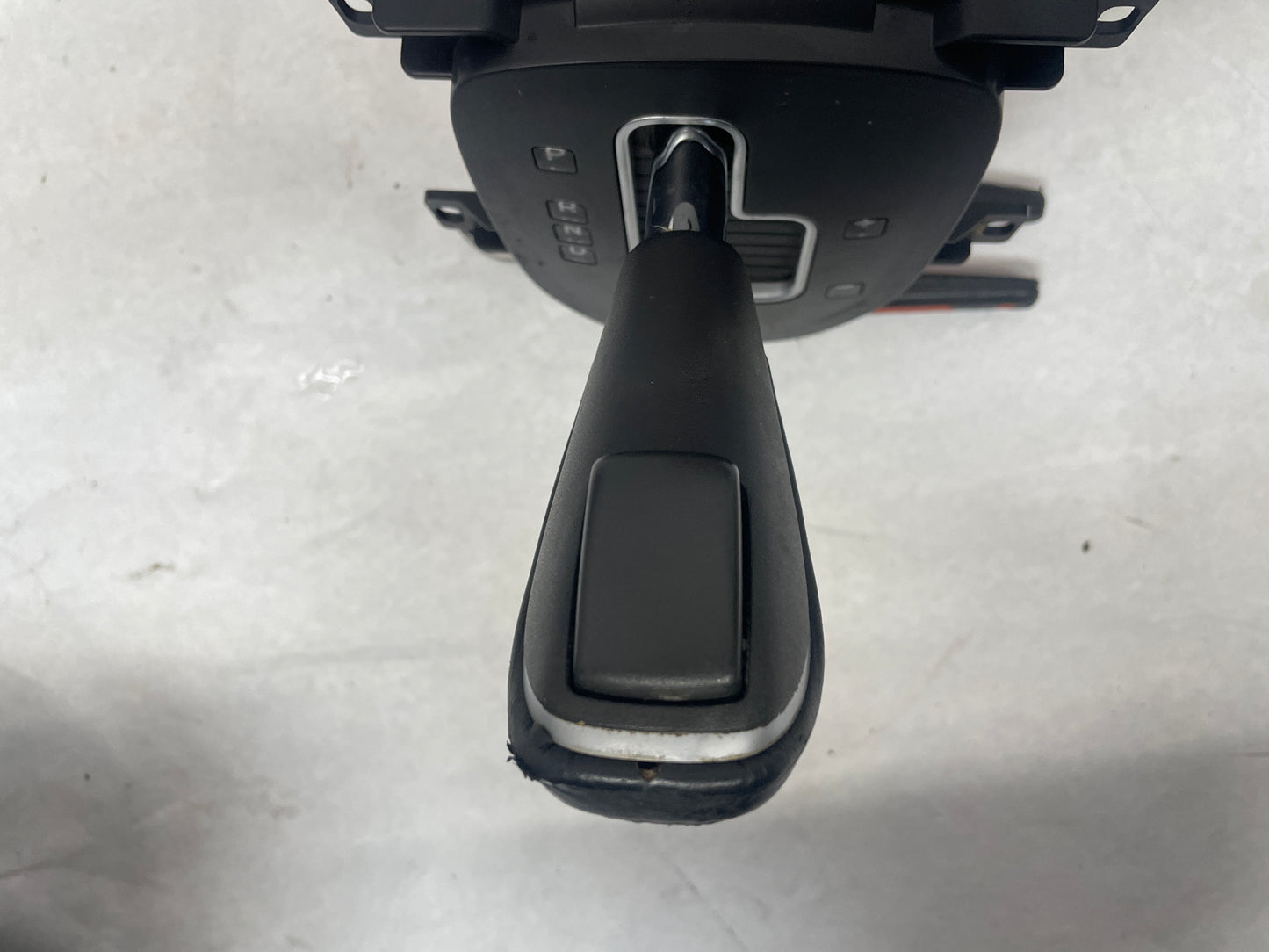 2008 Pontiac G8 Center Console Armrest w/ Shifter OEM - Day's Parts Yard