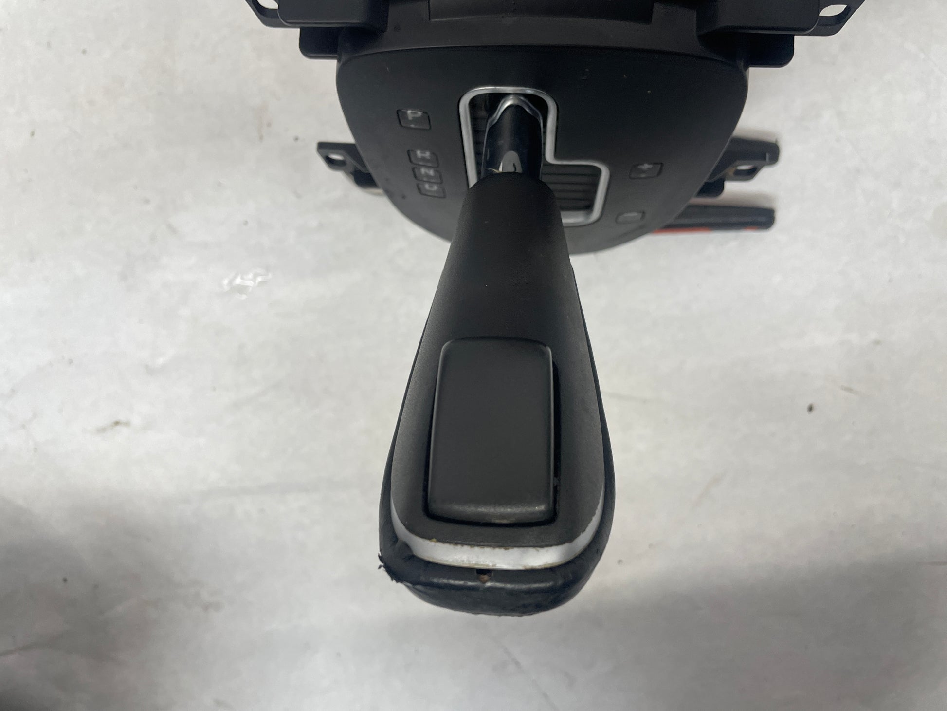 2008 Pontiac G8 Center Console Armrest w/ Shifter OEM - Day's Parts Yard