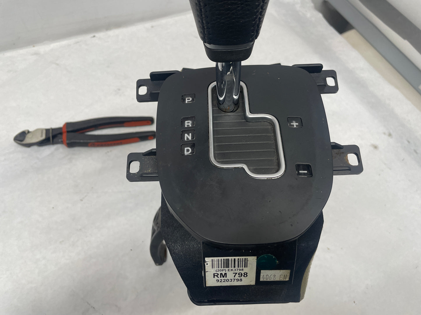 2008 Pontiac G8 Center Console Armrest w/ Shifter OEM - Day's Parts Yard