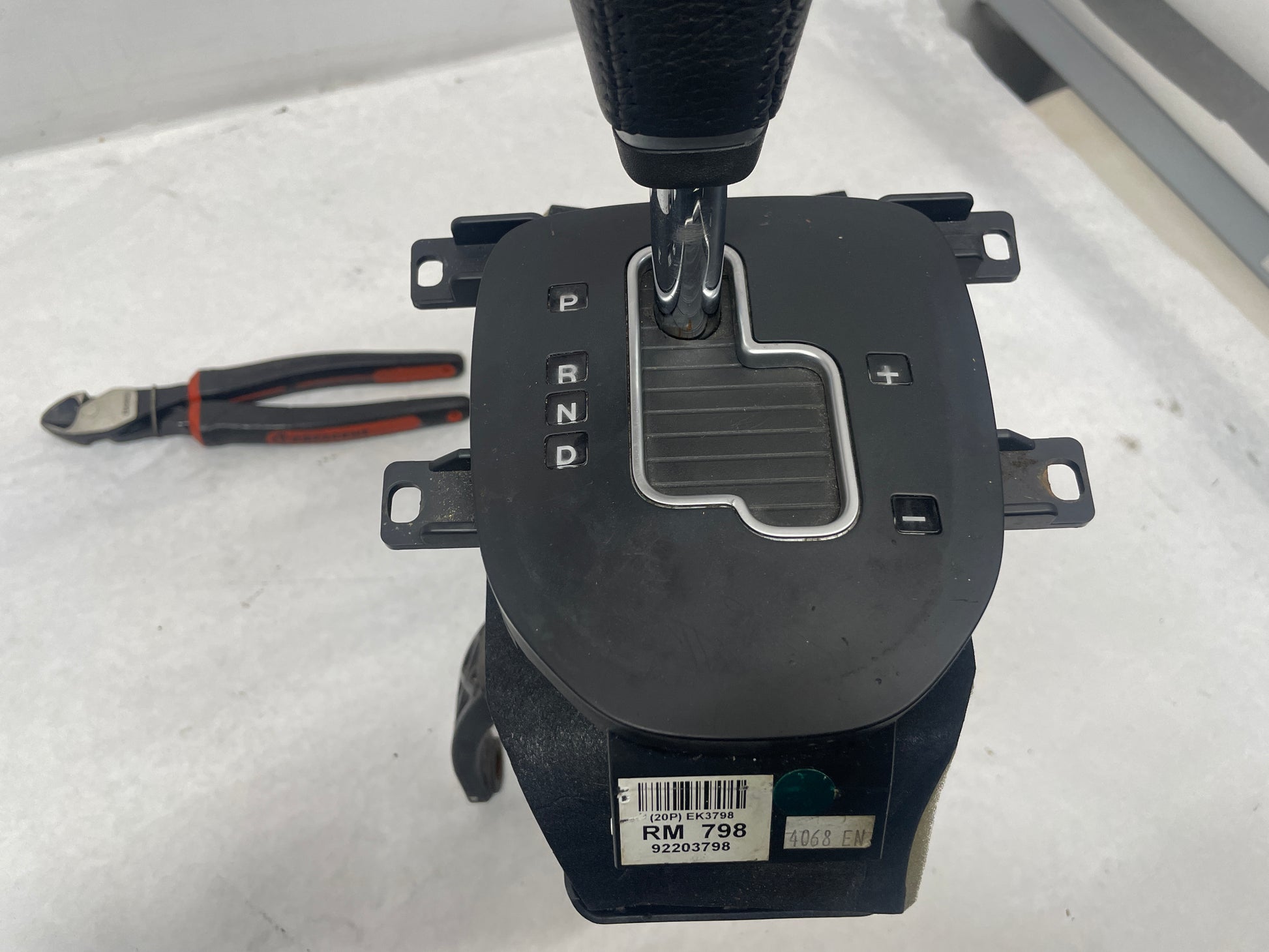 2008 Pontiac G8 Center Console Armrest w/ Shifter OEM - Day's Parts Yard
