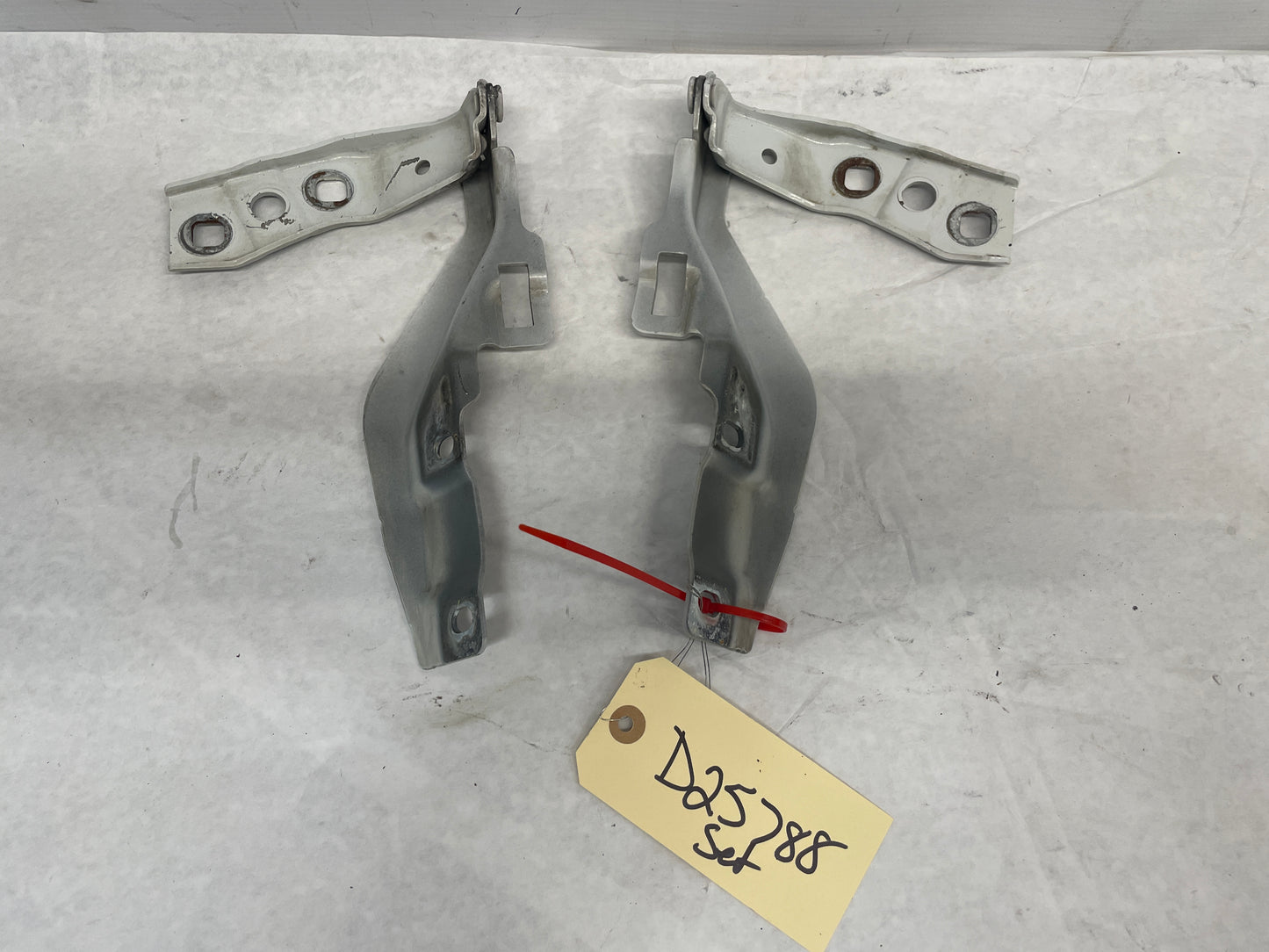 2008 Pontiac G8 Base RH & LH Hood Hinges w/ Mounting Bracket OEM - Day's Parts Yard