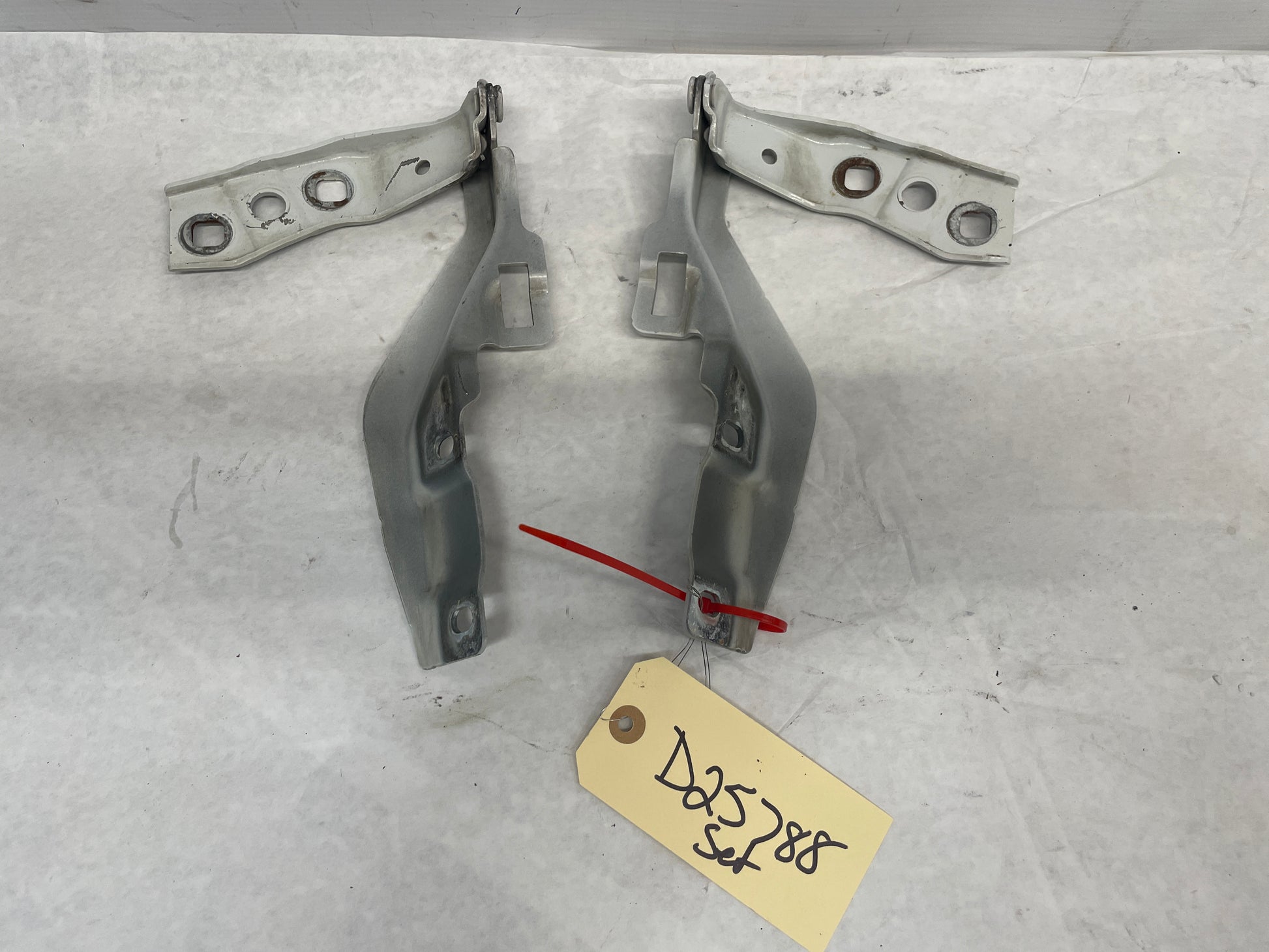 2008 Pontiac G8 Base RH & LH Hood Hinges w/ Mounting Bracket OEM - Day's Parts Yard