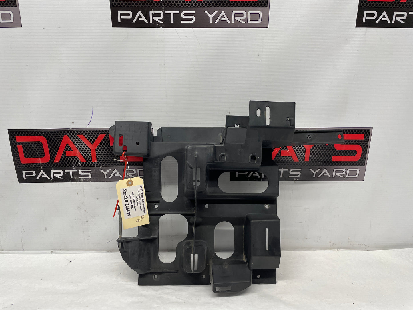 2005 Chevy Avalanche RH Passenger Headlight Headlamp Bracket OEM - Day's Parts Yard