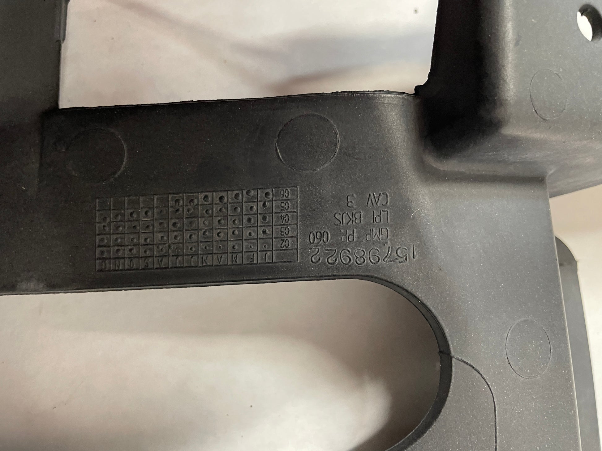 2005 Chevy Avalanche RH Passenger Headlight Headlamp Bracket OEM - Day's Parts Yard