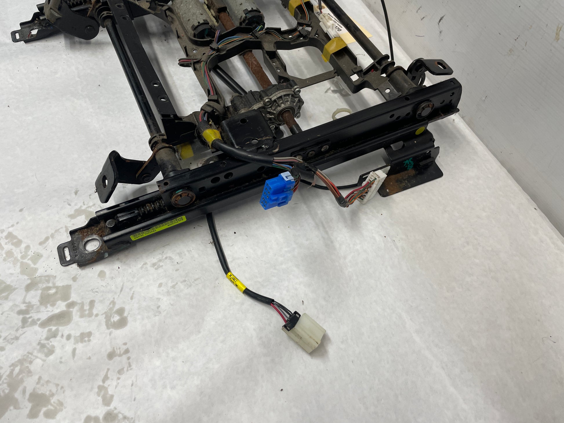 2004 Pontiac GTO RH Passenger Front Seat Track Electric Frame Adjuster Motor OEM - Day's Parts Yard
