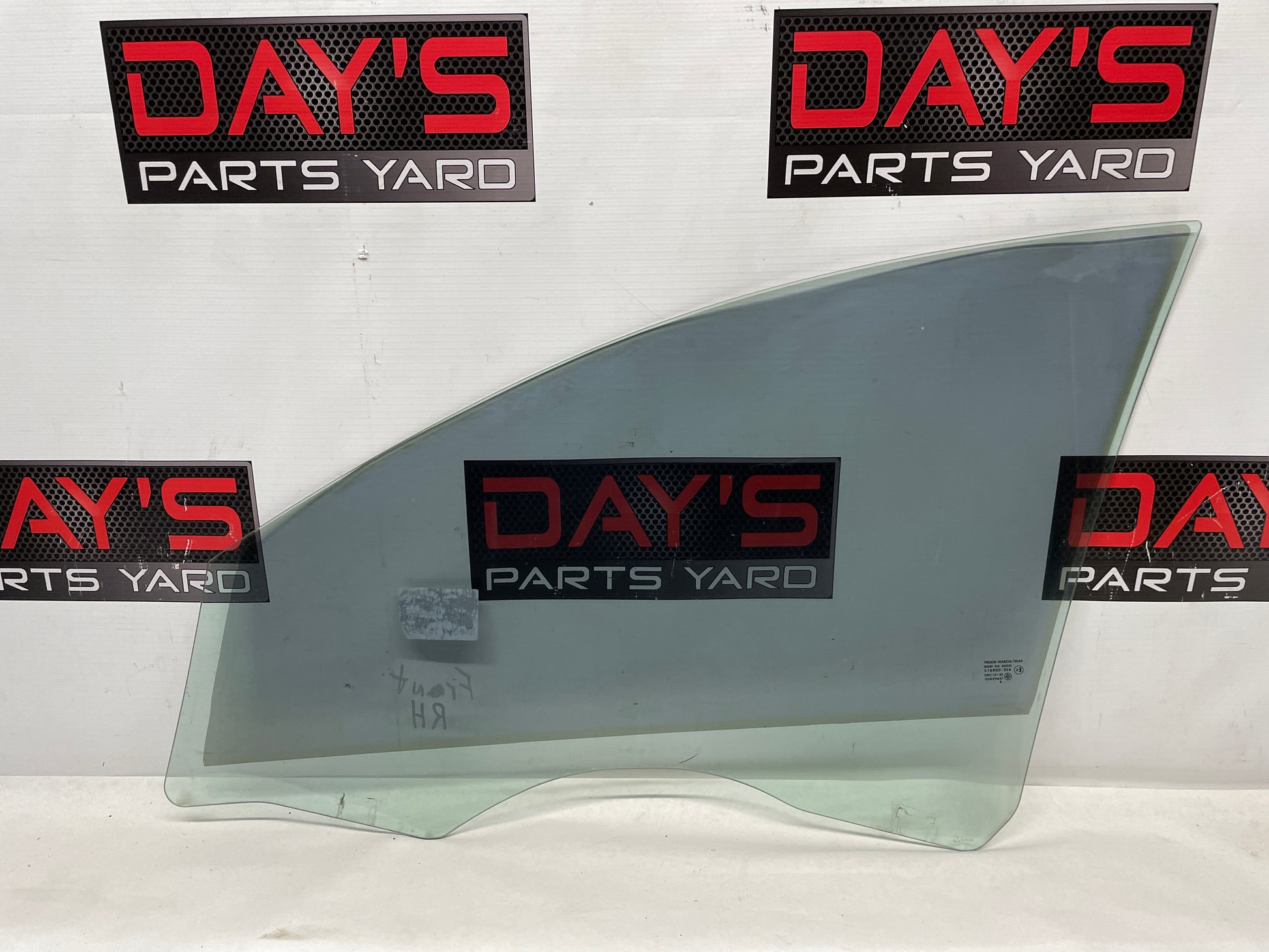 2009 Pontiac G8 RH Passenger Front Door Window Glass OEM - Day's Parts Yard