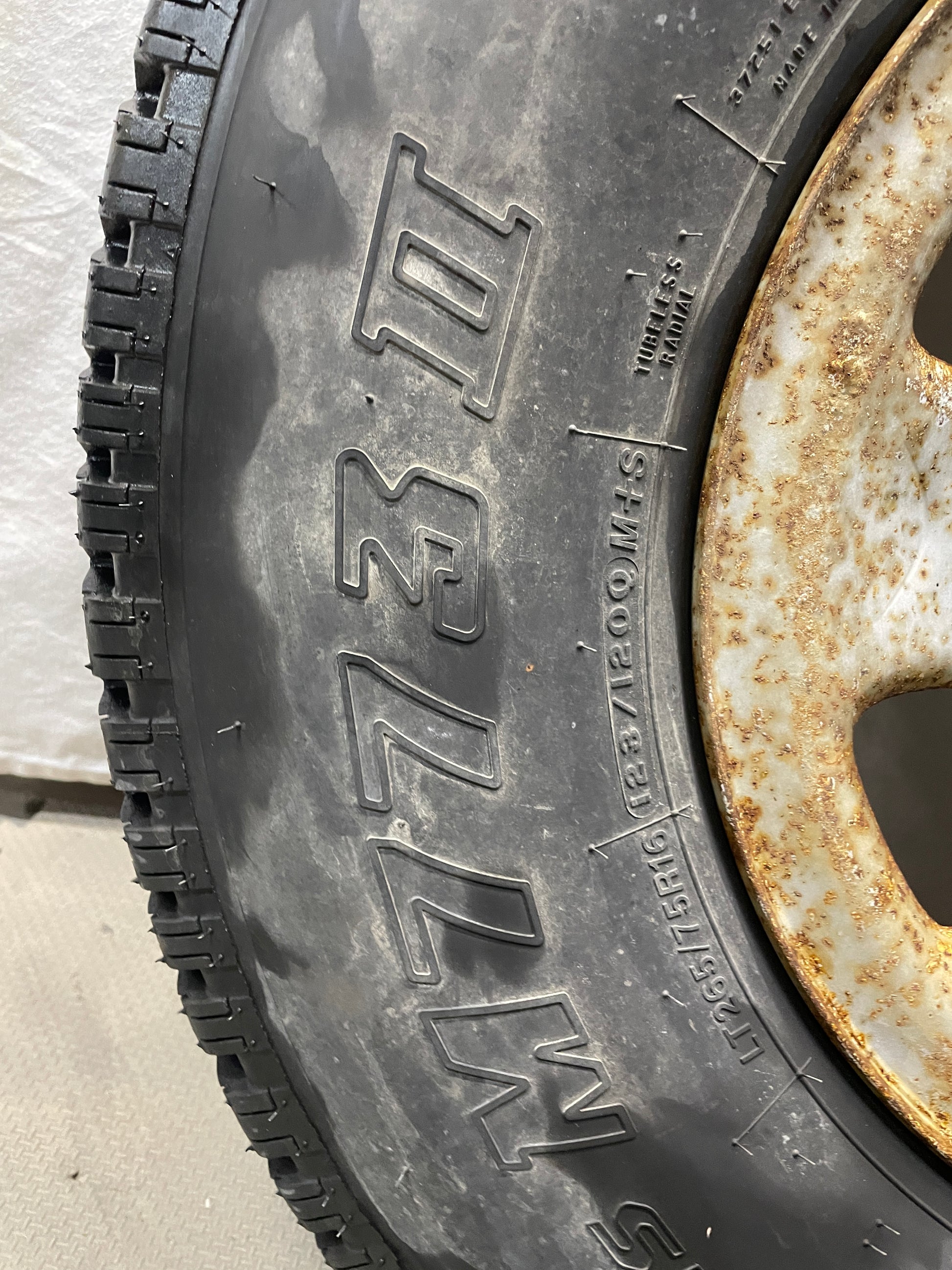 2009 GMC Sierra 2500HD SLT Spare Wheel & Tire OEM - Day's Parts Yard