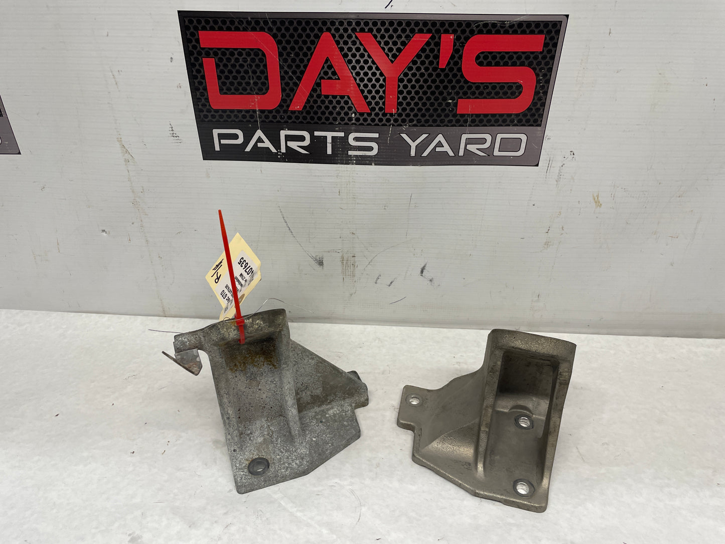 2005 Pontiac GTO RH & LH Engine Motor Mount Bracket Stands OEM - Day's Parts Yard