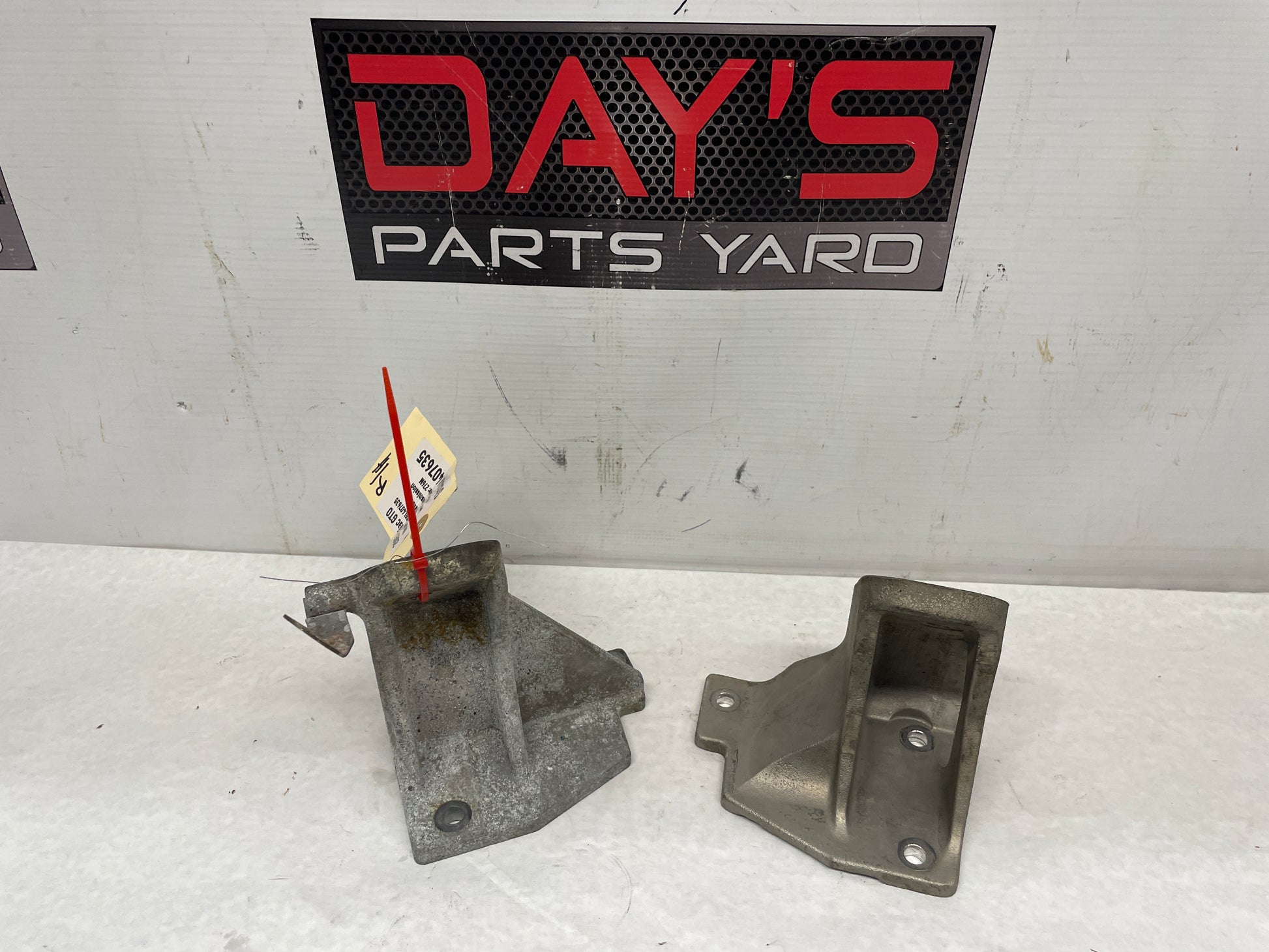 2005 Pontiac GTO RH & LH Engine Motor Mount Bracket Stands OEM - Day's Parts Yard