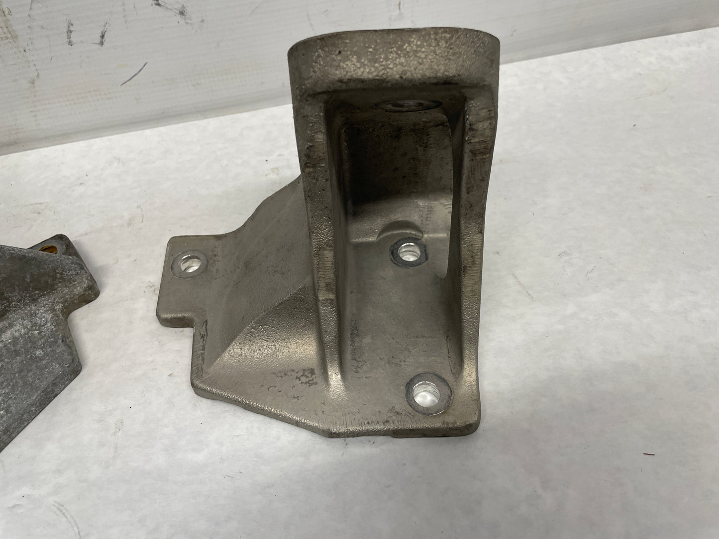 2005 Pontiac GTO RH & LH Engine Motor Mount Bracket Stands OEM - Day's Parts Yard