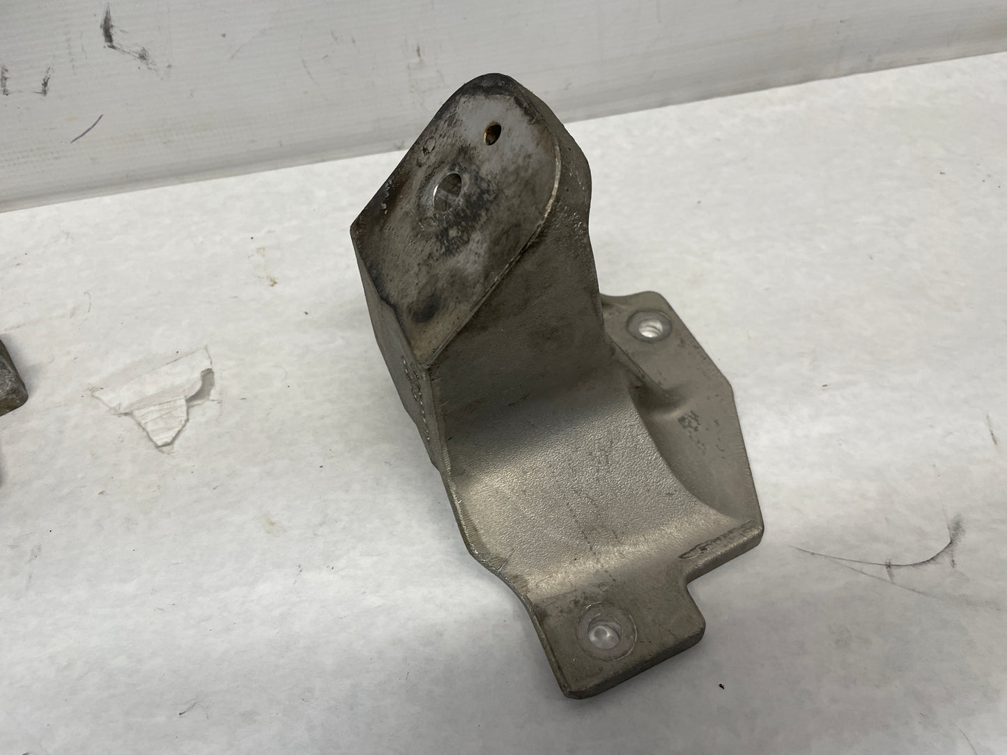 2005 Pontiac GTO RH & LH Engine Motor Mount Bracket Stands OEM - Day's Parts Yard