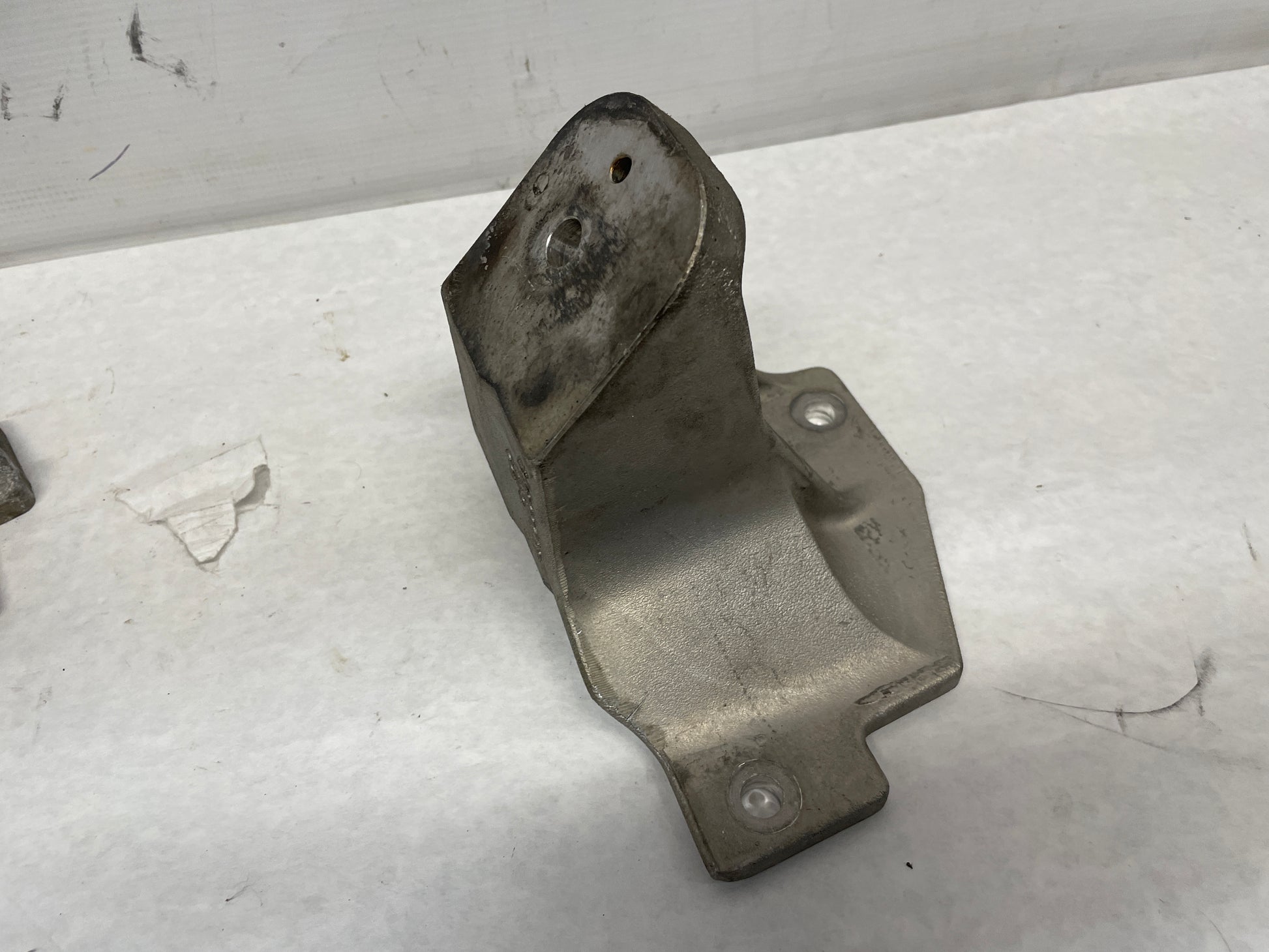 2005 Pontiac GTO RH & LH Engine Motor Mount Bracket Stands OEM - Day's Parts Yard
