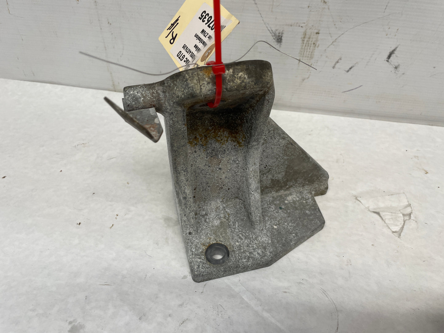 2005 Pontiac GTO RH & LH Engine Motor Mount Bracket Stands OEM - Day's Parts Yard