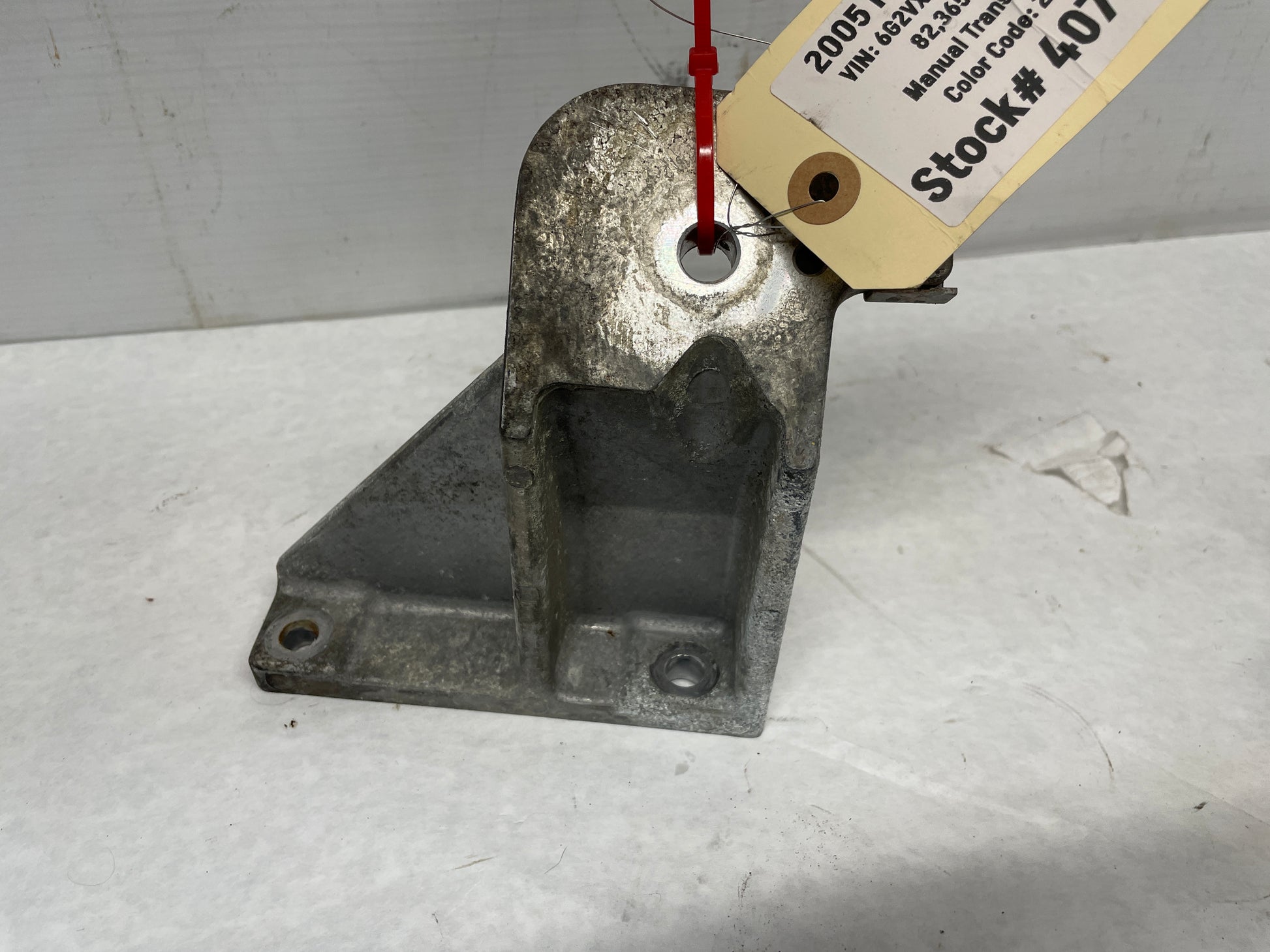 2005 Pontiac GTO RH & LH Engine Motor Mount Bracket Stands OEM - Day's Parts Yard