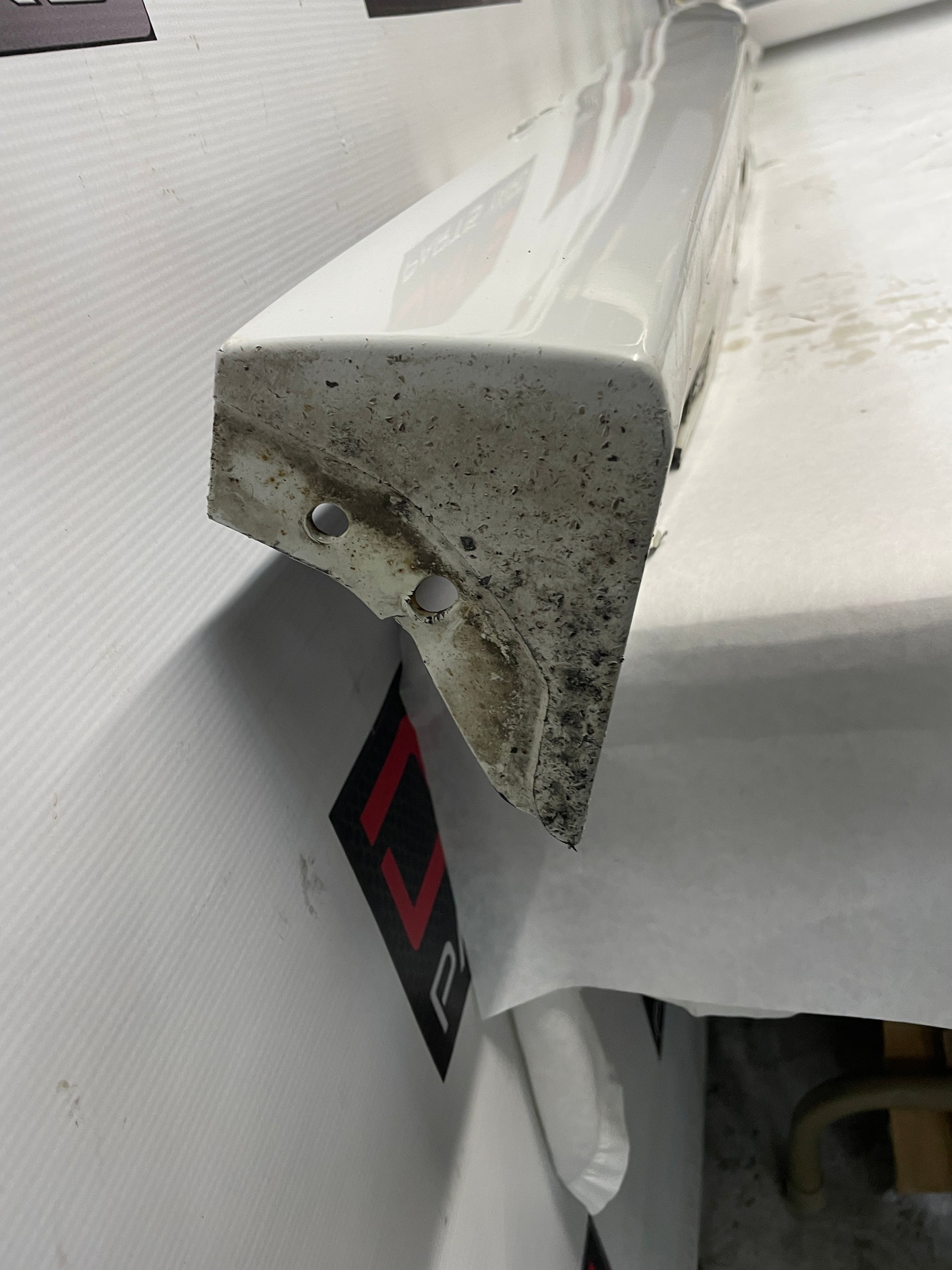 2008 Pontiac G8 Base LH Driver Rocker Molding Side Skirt Panel White OEM - Day's Parts Yard