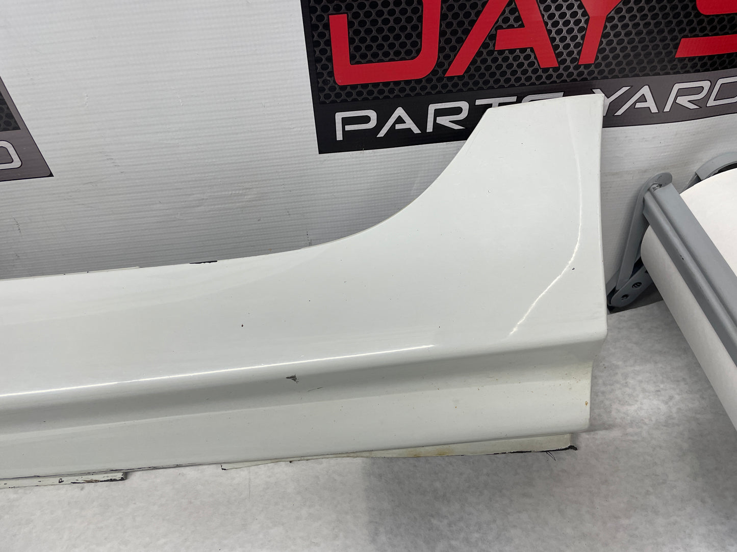 2008 Pontiac G8 Base LH Driver Rocker Molding Side Skirt Panel White OEM - Day's Parts Yard