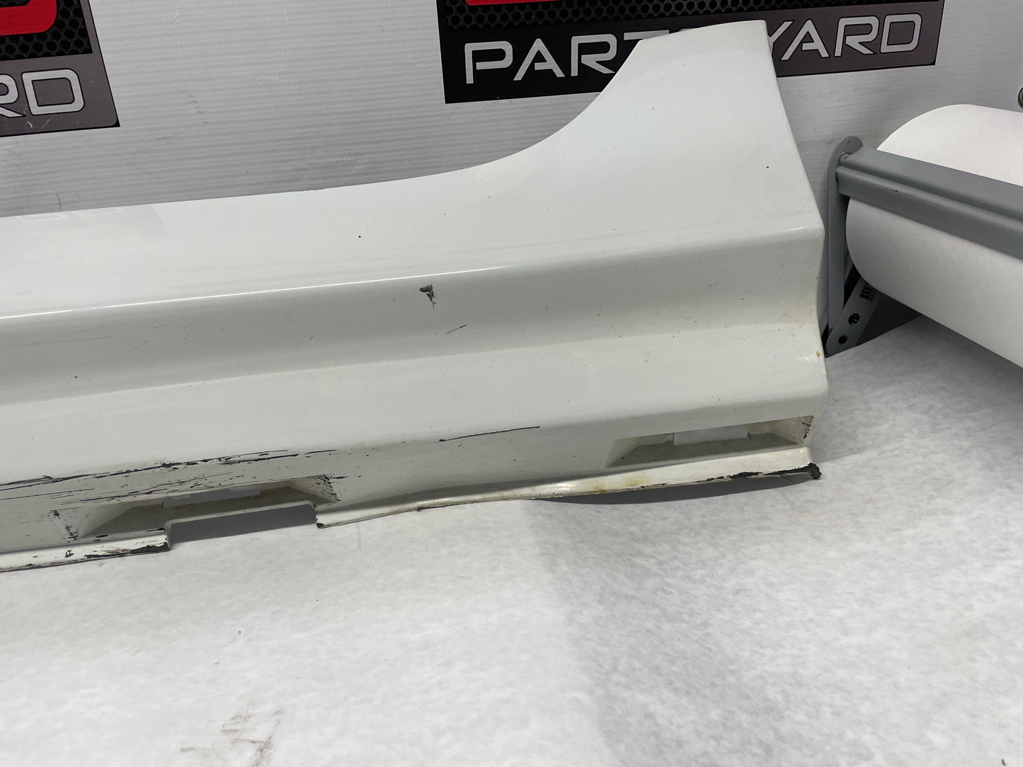 2008 Pontiac G8 Base LH Driver Rocker Molding Side Skirt Panel White OEM - Day's Parts Yard