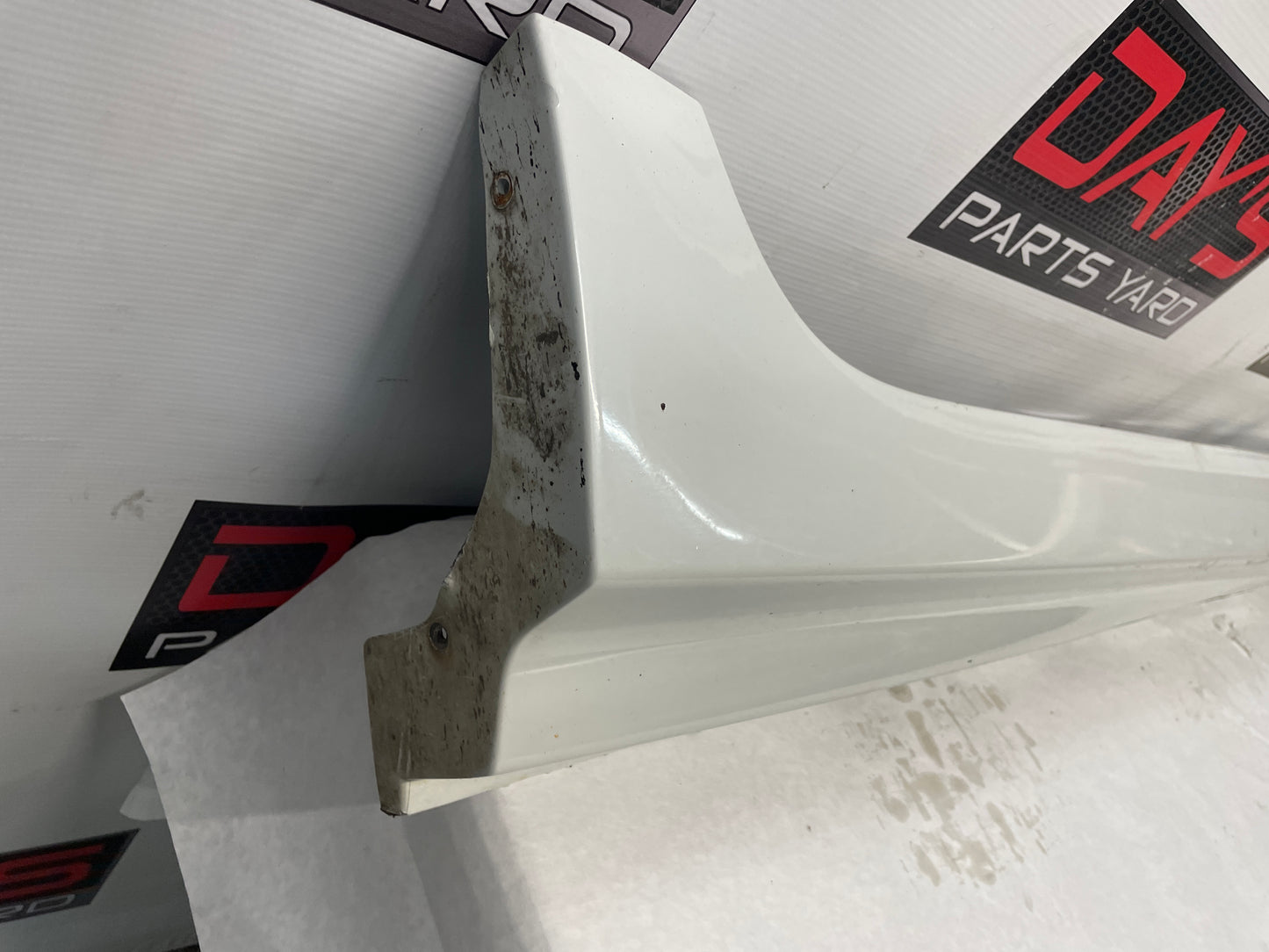 2008 Pontiac G8 Base RH Passenger Rocker Molding Side Skirt Panel White OEM - Day's Parts Yard