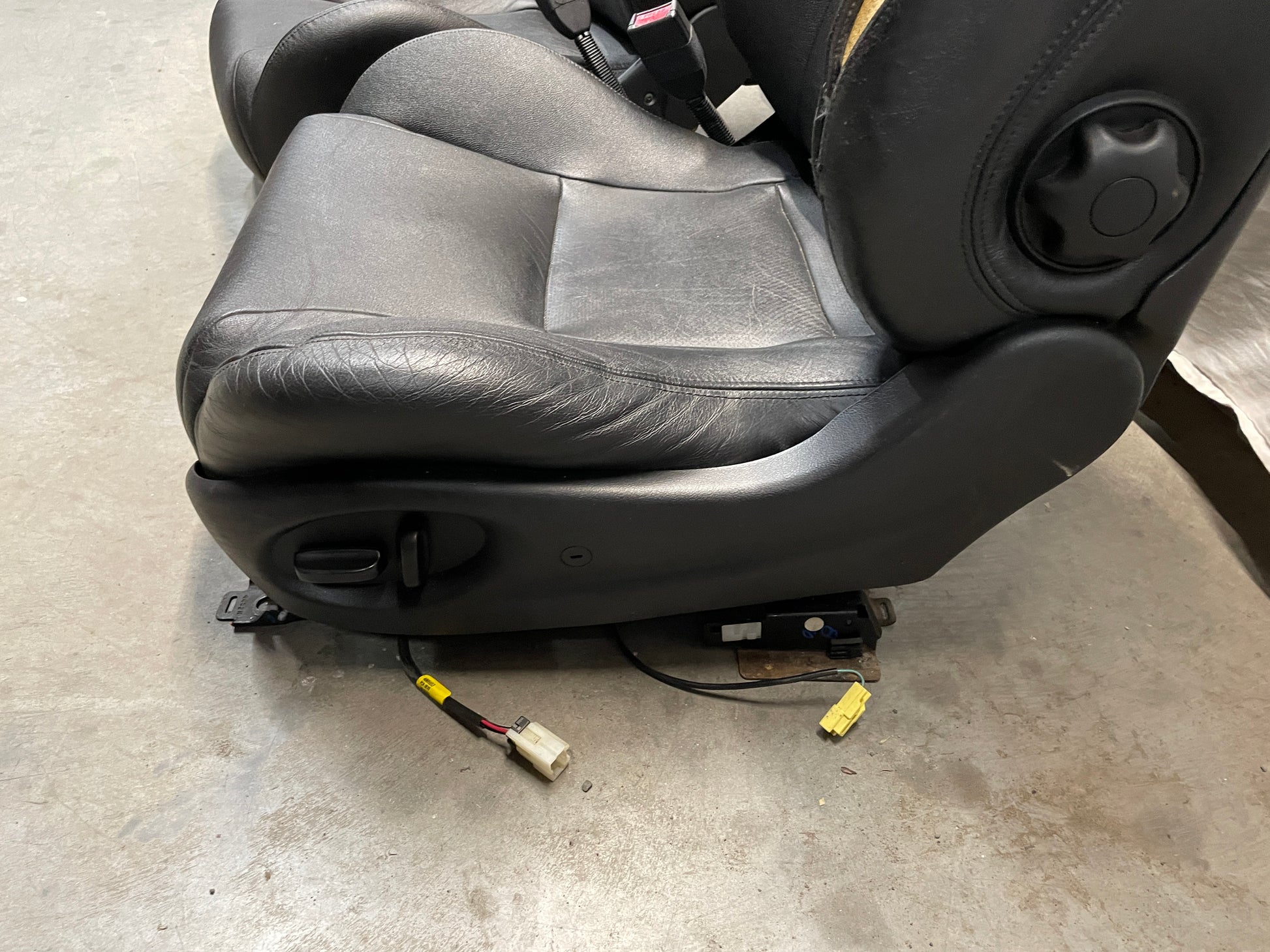 2006 Pontiac GTO Seats Front and Rear Black Leather OEM - Day's Parts Yard