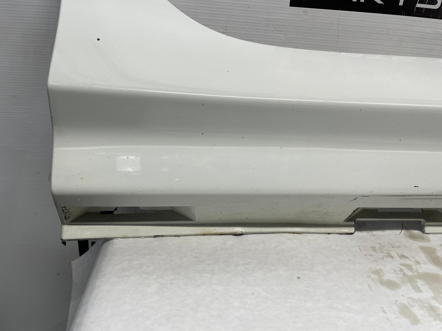 2008 Pontiac G8 Base RH Passenger Rocker Molding Side Skirt Panel White OEM - Day's Parts Yard