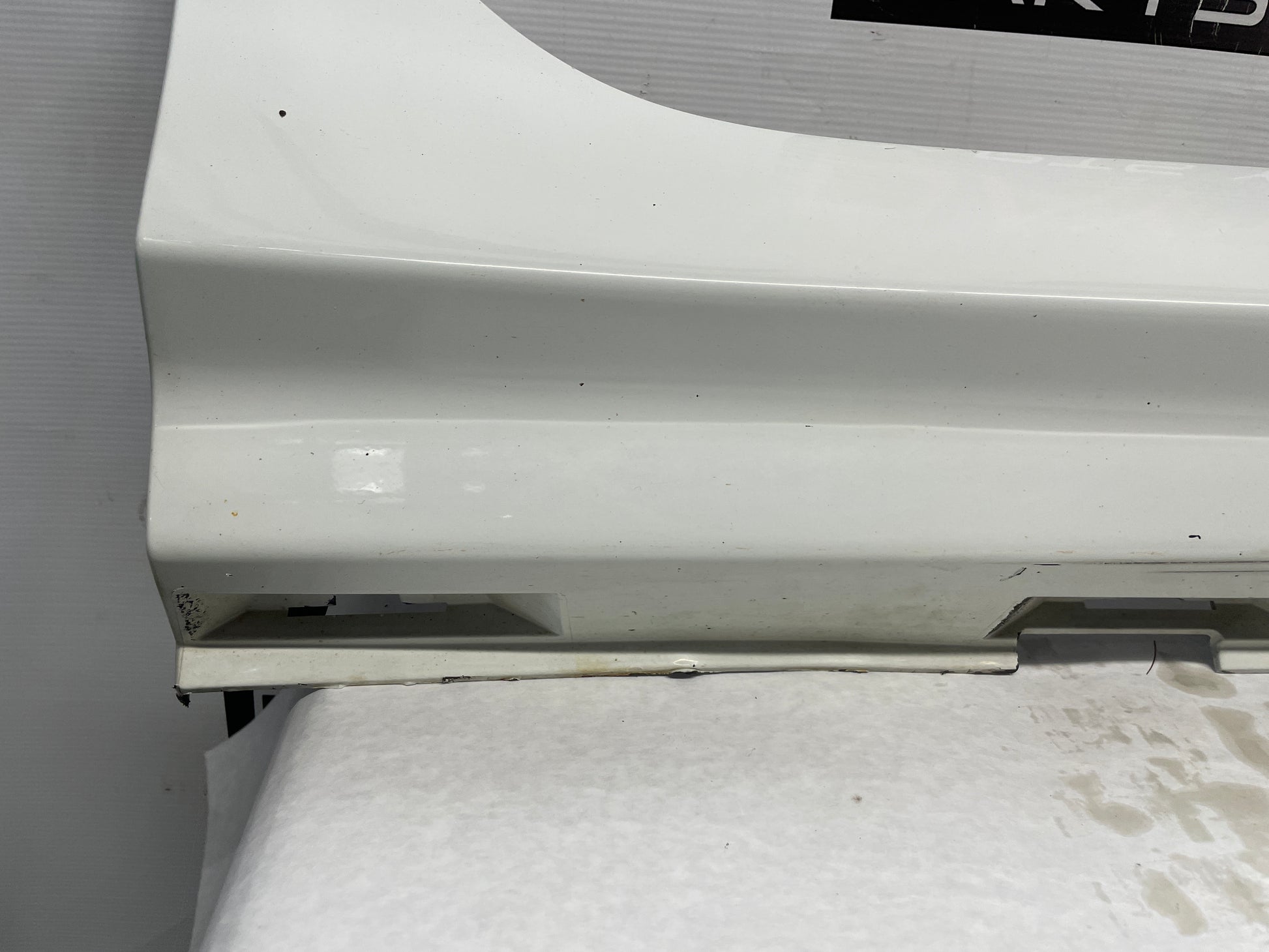 2008 Pontiac G8 Base RH Passenger Rocker Molding Side Skirt Panel White OEM - Day's Parts Yard