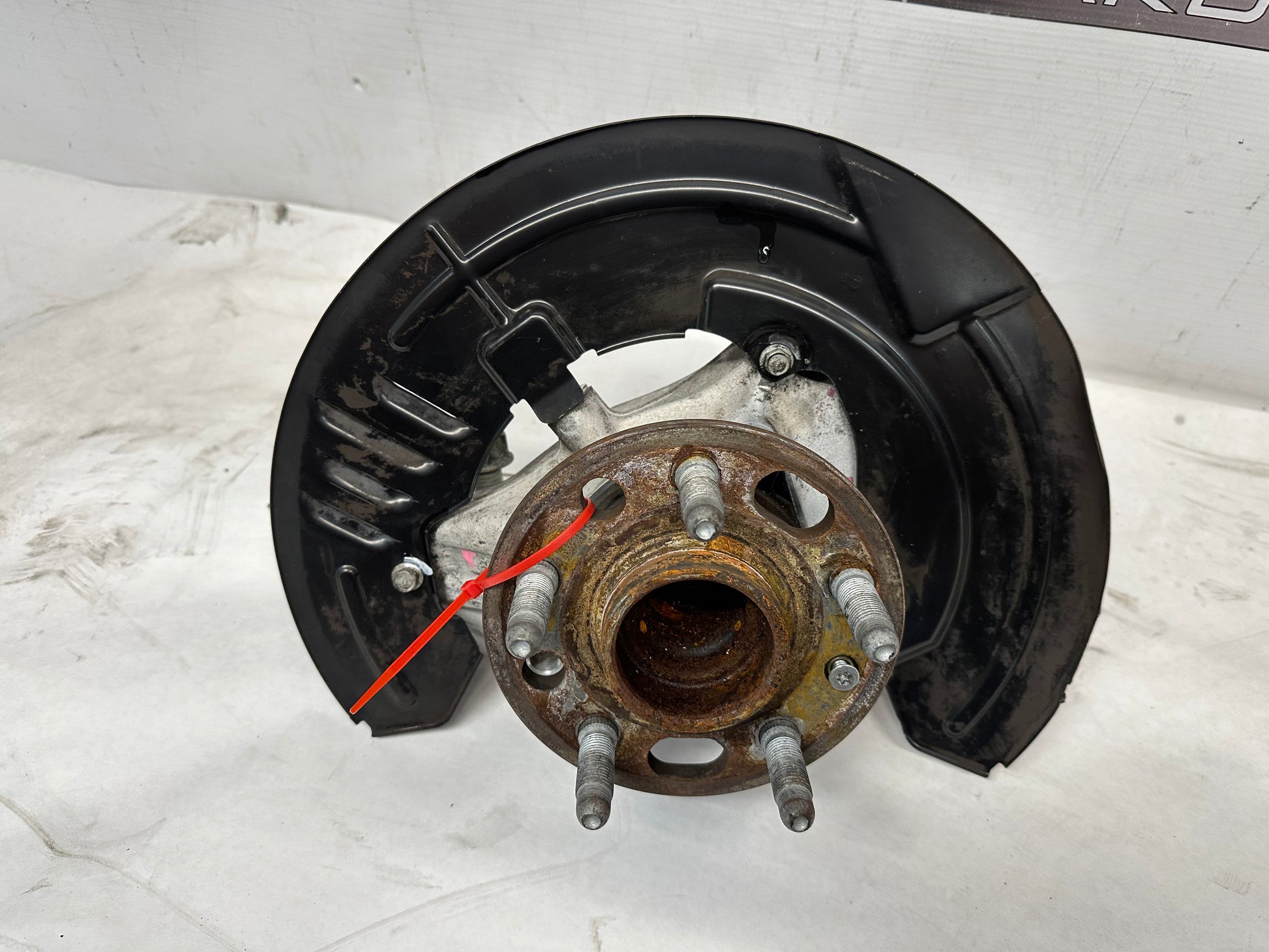 2017 Chevy Camaro SS Front RH Passenger Spindle Knuckle Hub OEM - Day's Parts Yard