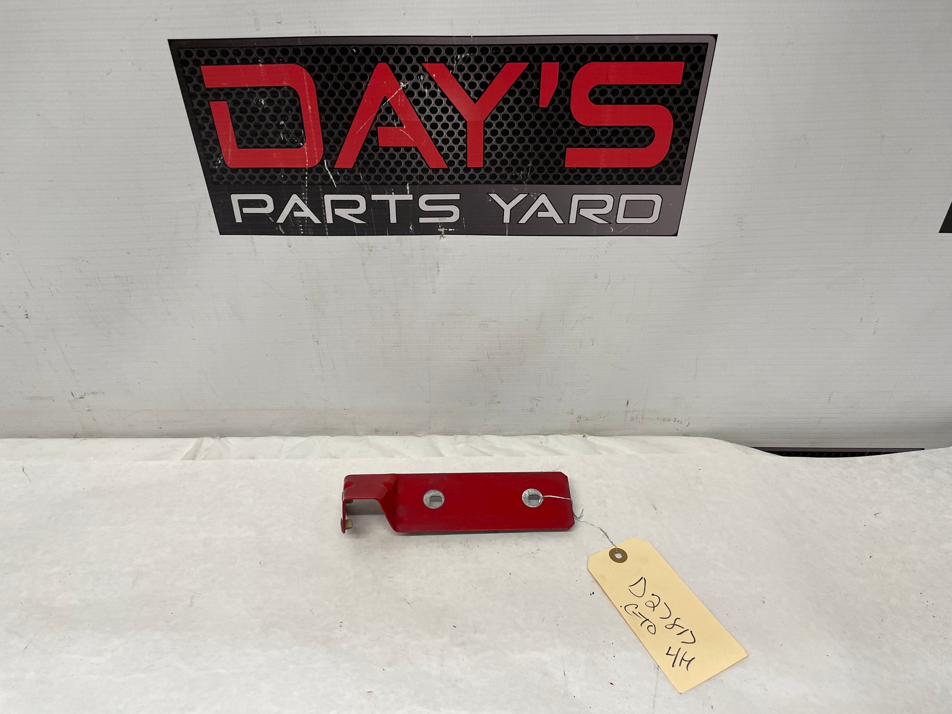 2006 Pontiac GTO LH Driver Fender Side Skirt Rocker Molding Support Bracket OEM - Day's Parts Yard
