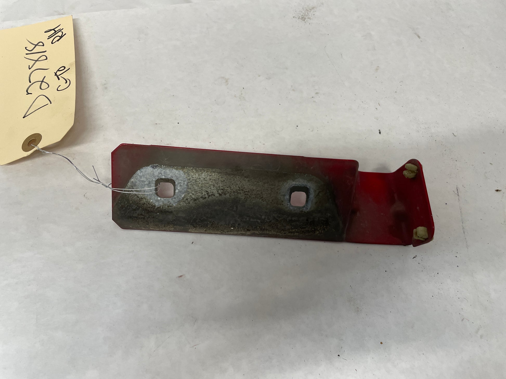 2006 Pontiac GTO RH Passenger Fender Side Skirt Rocker Molding Support Bracket OEM - Day's Parts Yard