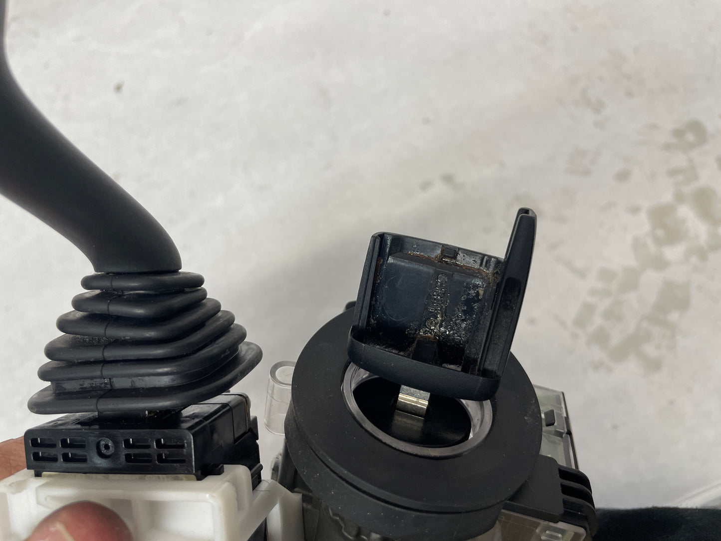 2008 Pontiac G8 Base Ignition w/ Clock Spring and Control Arms OEM - Day's Parts Yard