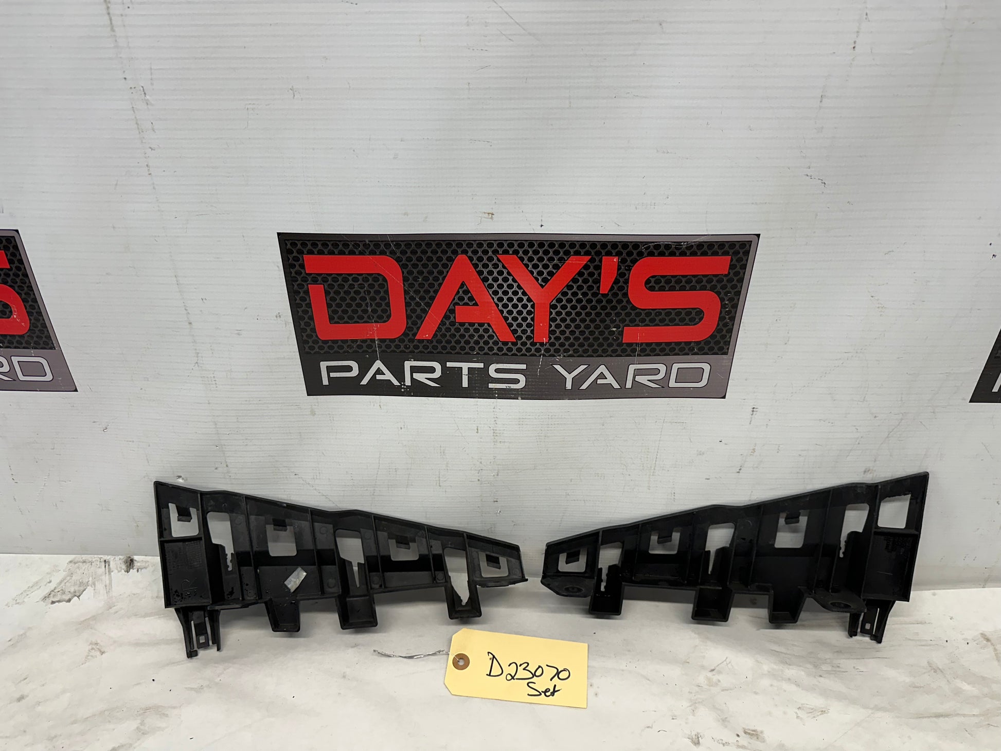 2017 Chevy Camaro SS RH & LH Tail Light Lamp Bracket OEM - Day's Parts Yard