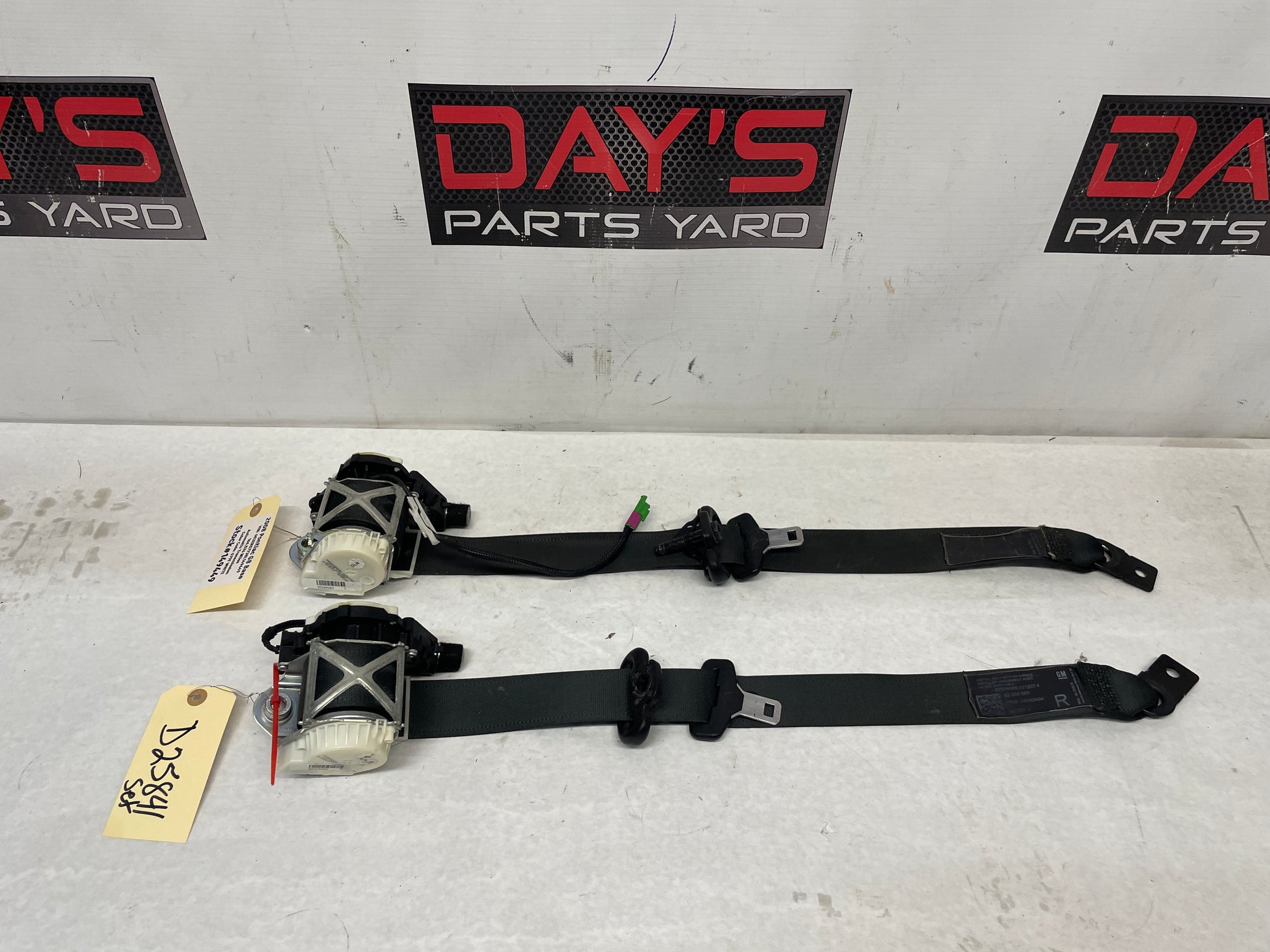 2008 Pontiac G8 Base RH & LH Front Seat Belts Retractors OEM - Day's Parts Yard