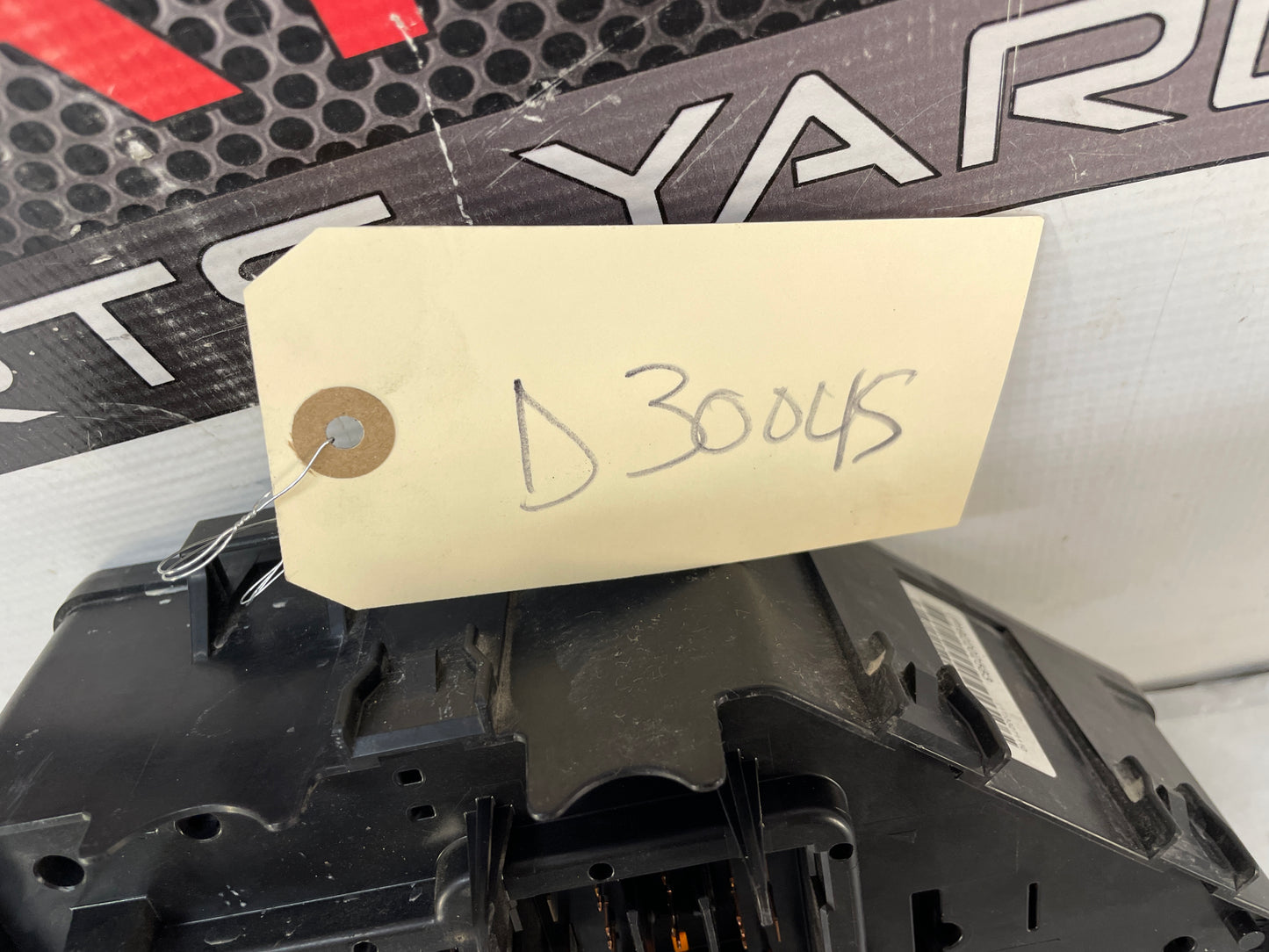 2009 Pontiac G8 GT Engine Bay Fuse Relay Wiring Harness Junction Block Box OEM