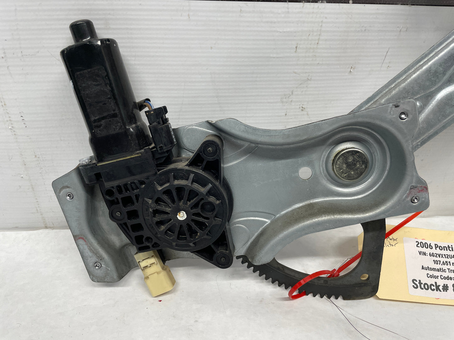 2006 Pontiac GTO RH Passenger Front Window Regulator w/ Motor OEM - Day's Parts Yard