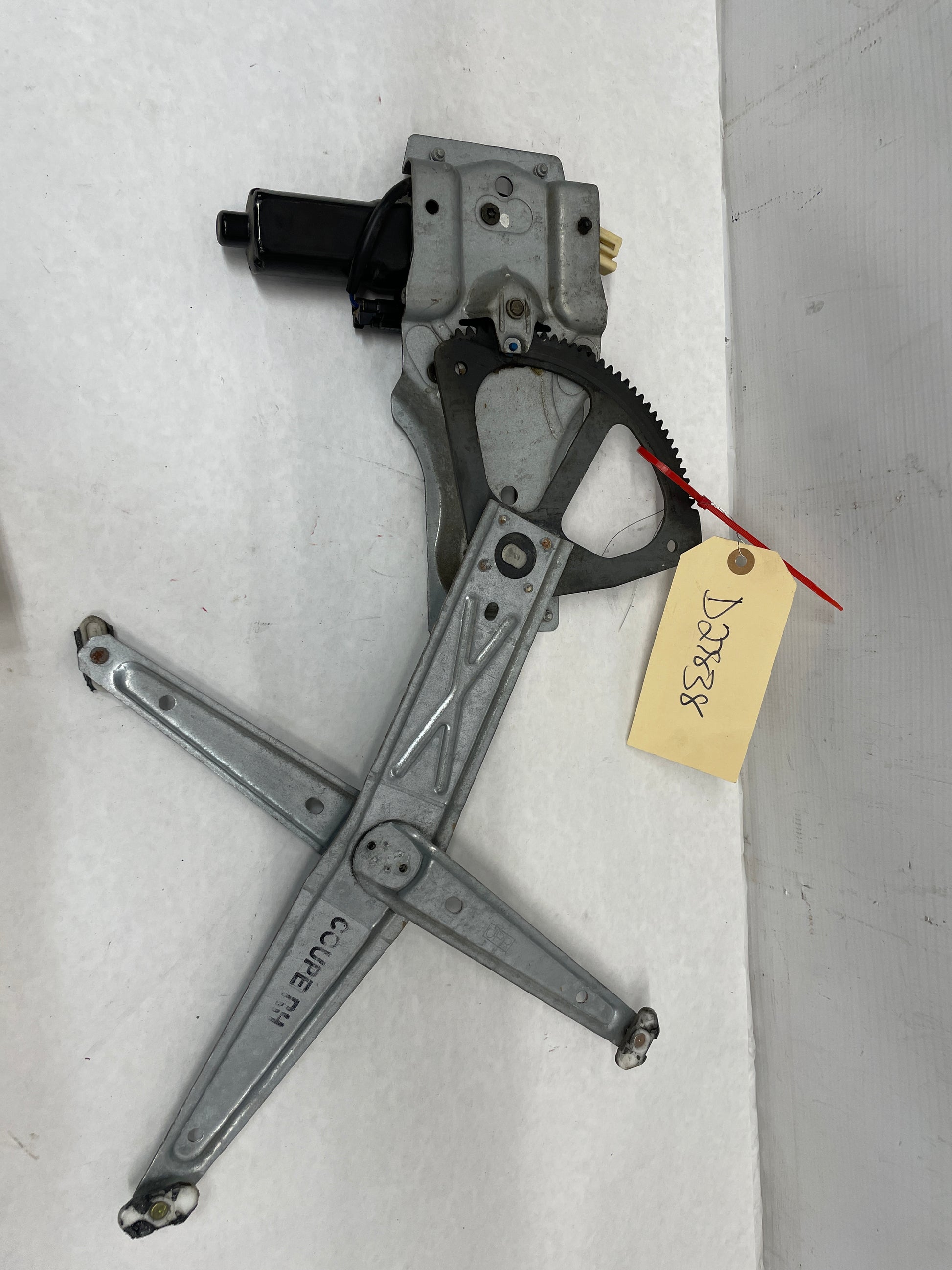 2006 Pontiac GTO RH Passenger Front Window Regulator w/ Motor OEM - Day's Parts Yard