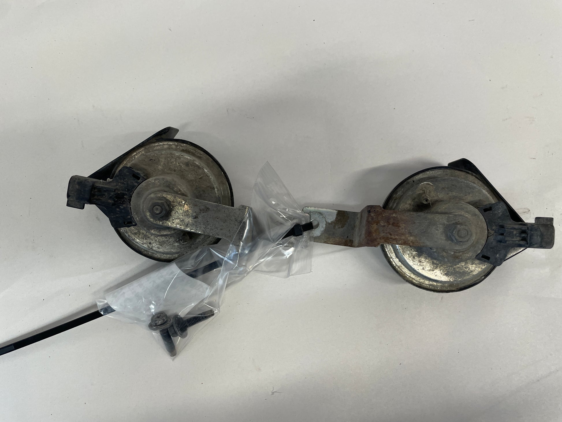 2009 Pontiac G8 GT Horn Set OEM - Day's Parts Yard