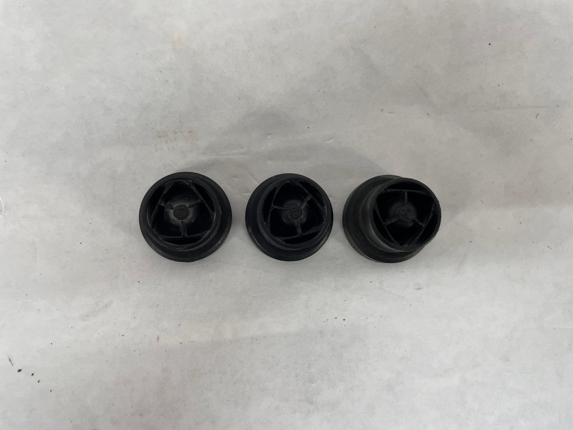 2004 Pontiac GTO Engine Cover Grommets OEM - Day's Parts Yard