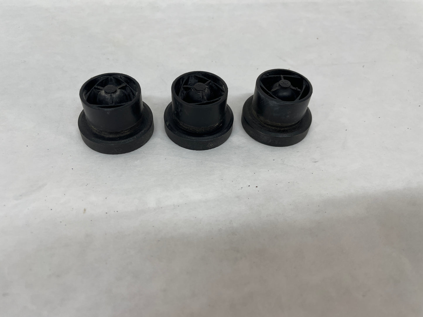 2004 Pontiac GTO Engine Cover Grommets OEM - Day's Parts Yard